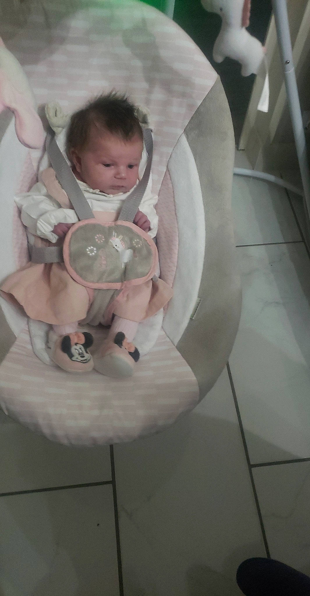 Kym a rejoint le concours — aidez-le/la à gagner de superbes lots ! baby, baby_carriage, baby_products, baby_safety, baby_toddler_clothing, child, circle, comfort, eye, fashion_accessory, flooring, glass, human_body, infant_bed, person, personal_protective_equipment, reflection, room, sitting, toddler