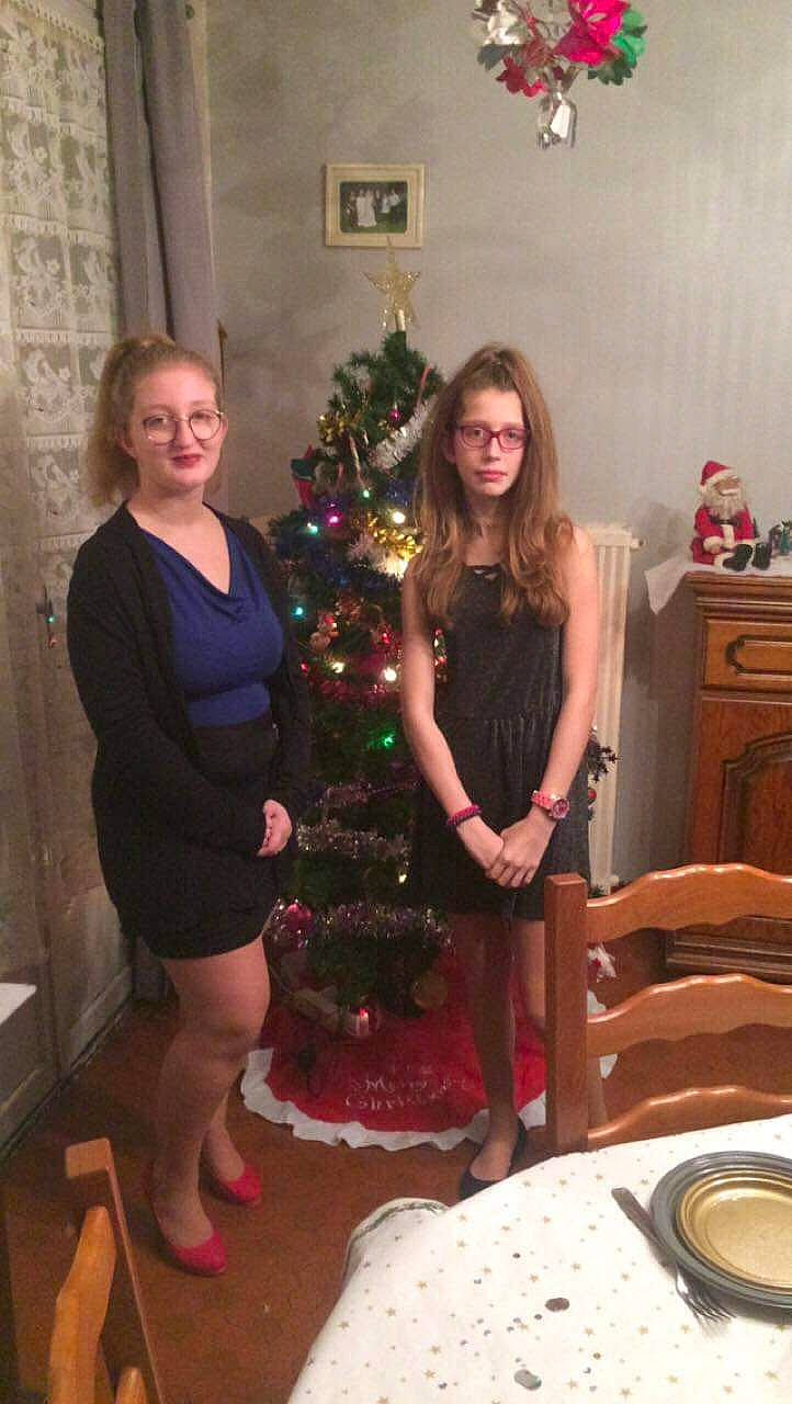 Flavie a rejoint le concours — aidez-le/la à gagner de superbes lots ! christmas, christmas_decoration, christmas_tree, decor, dress, event, flower, fun, girl, holiday, home, house, joy, leg, person, room