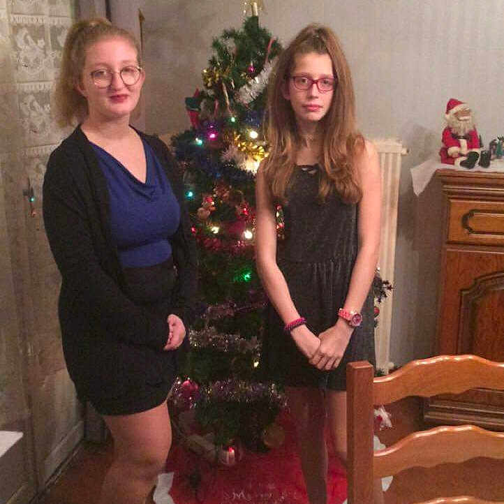 Flavie a rejoint le concours — aidez-le/la à gagner de superbes lots ! christmas, christmas_decoration, christmas_tree, decor, dress, event, flower, fun, girl, holiday, home, house, joy, leg, person, room