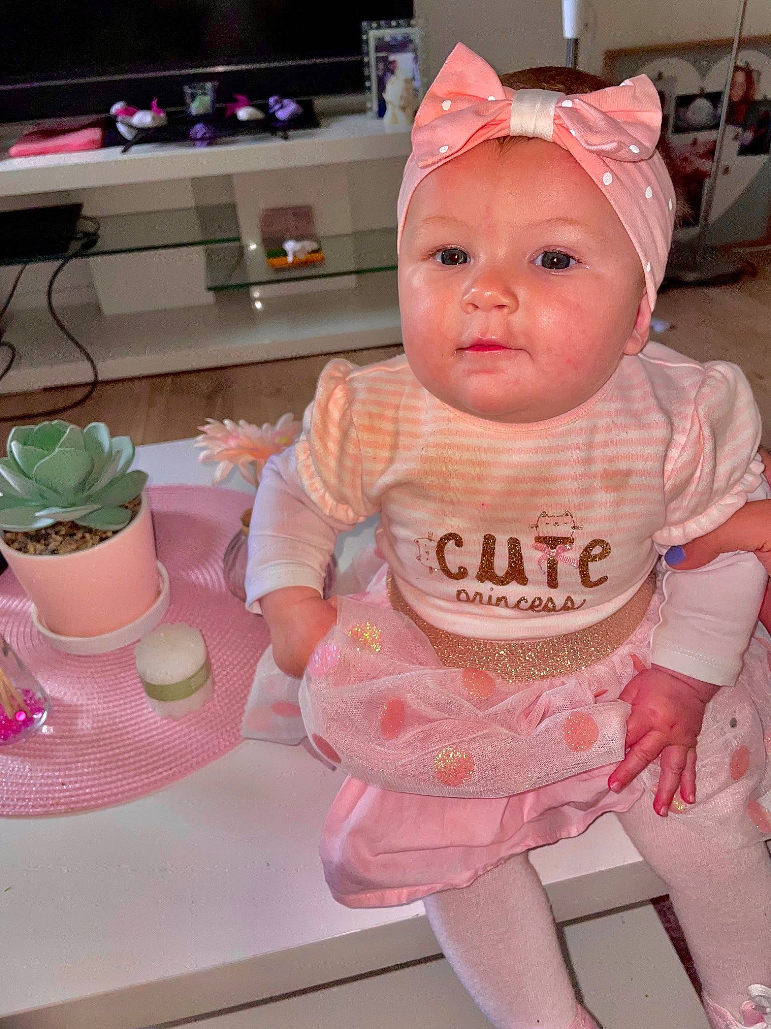 Lolita a rejoint le concours — aidez-le/la à gagner de superbes lots ! baby, baby_toddler_clothing, cap, cheek, child, coffee_cup, cup, dishware, drinkware, fashion_accessory, headwear, peach, person, pink, plate, porcelain, saucer, serveware, tableware, teacup