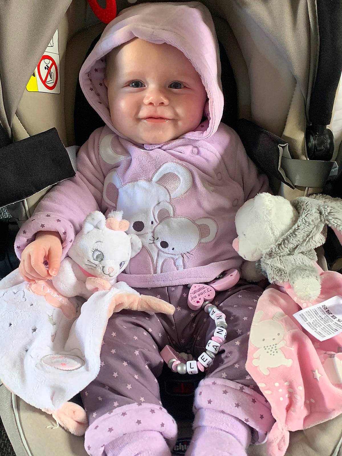 Léanna a rejoint le concours — aidez-le/la à gagner de superbes lots ! baby, baby_carriage, baby_products, baby_toddler_clothing, cap, cheek, child, comfort, face, facial_expression, happy, headgear, headwear, joy, linens, person, pink, skin, sleeve, smile