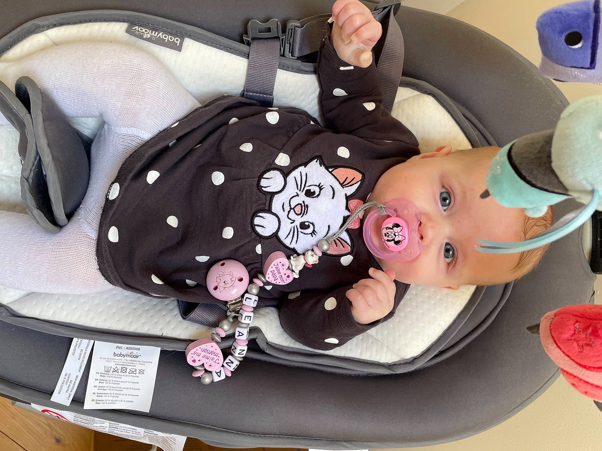 Léanna a rejoint le concours — aidez-le/la à gagner de superbes lots ! baby, baby_products, baby_toddler_clothing, baby_toys, bag, baggage, child, comfort, fashion_accessory, luggage_and_bags, pattern, person, pink, plant, plush, rose, stuffed_toy, tableware, toy