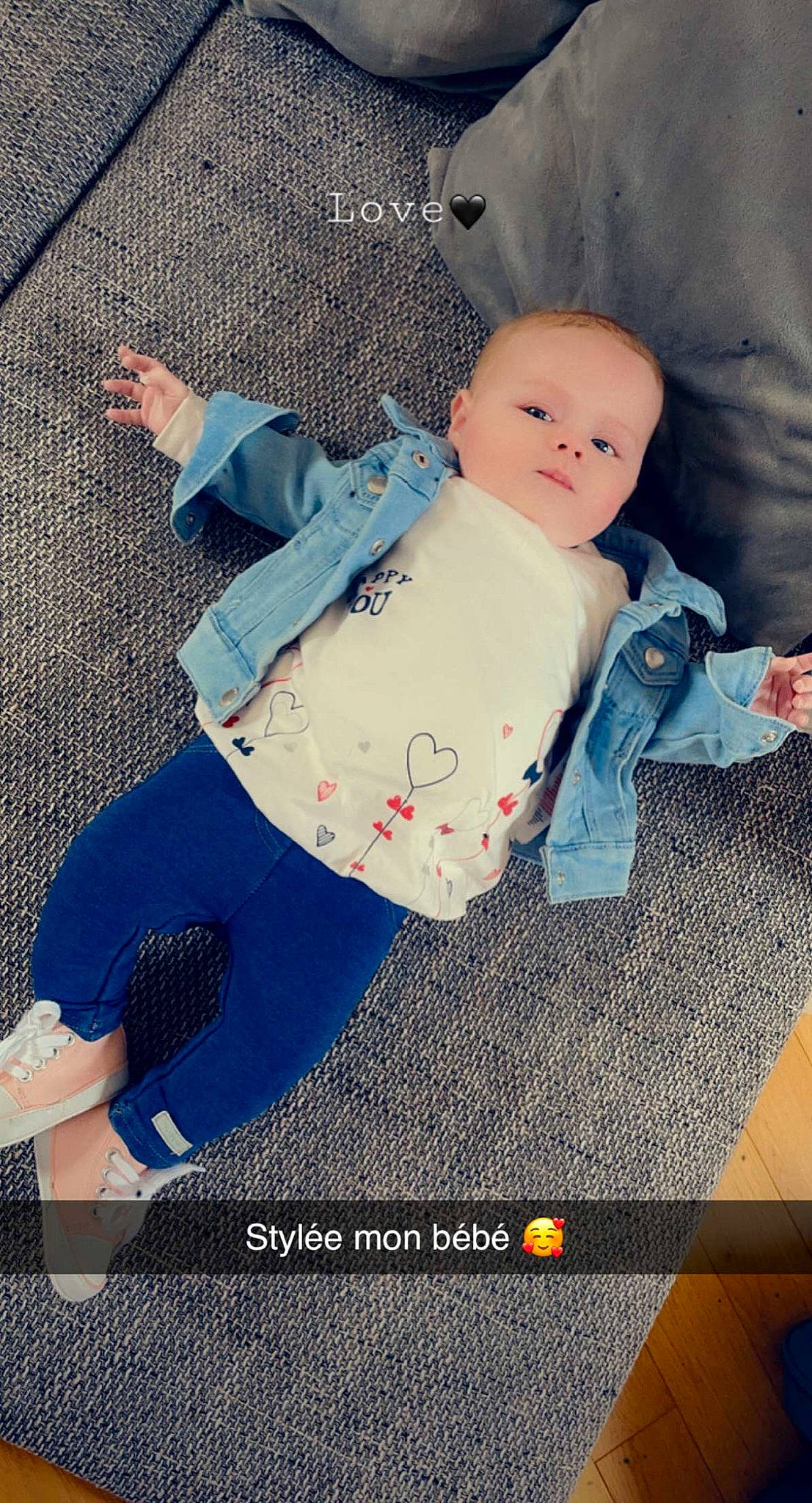 Léanna participe au concours pour gagner de l'argent avec cette photo : baby, baby_products, baby_sleeping, baby_toddler_clothing, child, comfort, denim, doll, electric_blue, human_leg, knee, pattern, person, play, sitting, sleeve, stuffed_toy, textile, thigh, toddler