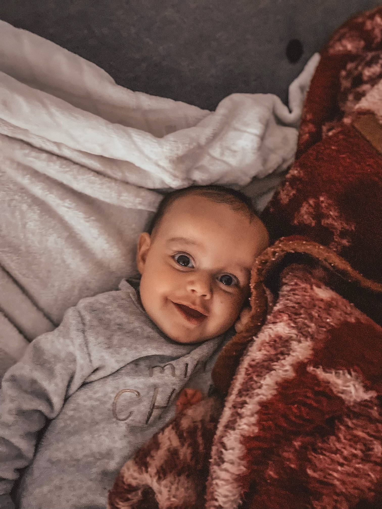 Aliyah a rejoint le concours — aidez-le/la à gagner de superbes lots ! baby, baby_toddler_clothing, cheek, child, comfort, flash_photography, fur, happy, joy, mammal, mouth, nose, organ, outerwear, person, skin, sleeve, smile, textile, toddler