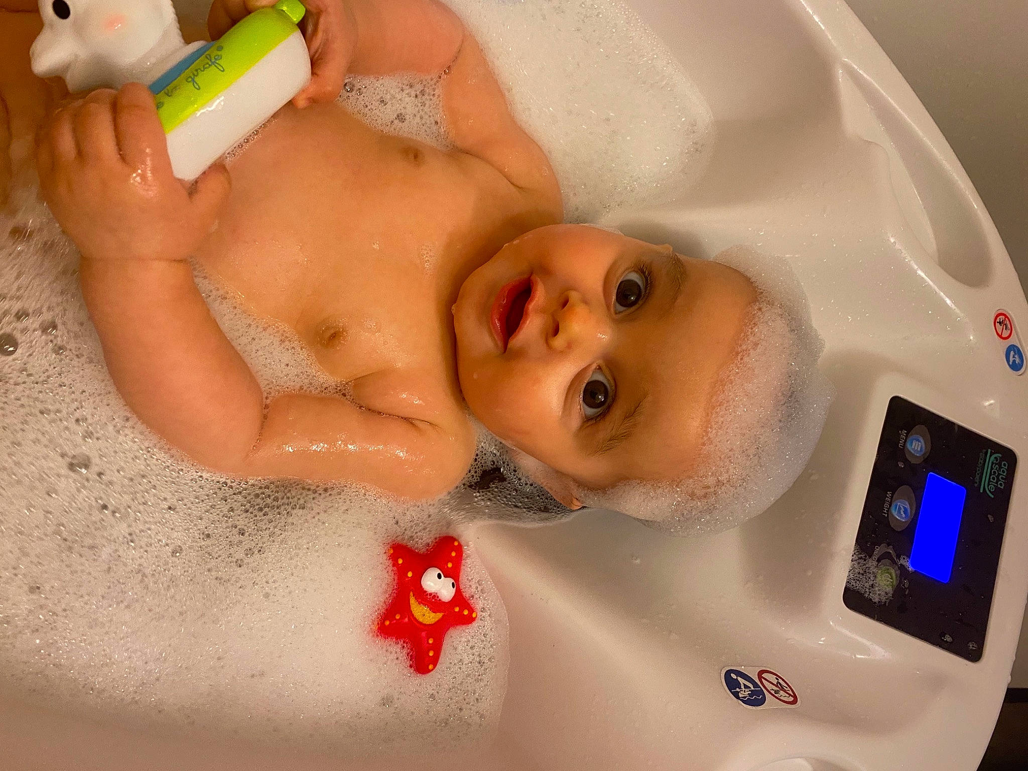 Aliyah a rejoint le concours — aidez-le/la à gagner de superbes lots ! baby, baby_bathing, bathing, bathroom, bathtub, cheek, ear, eyebrow, eyelash, face, fluid, lip, mouth, muscle, nose, organ, person, plumbing_fixture, product, skin