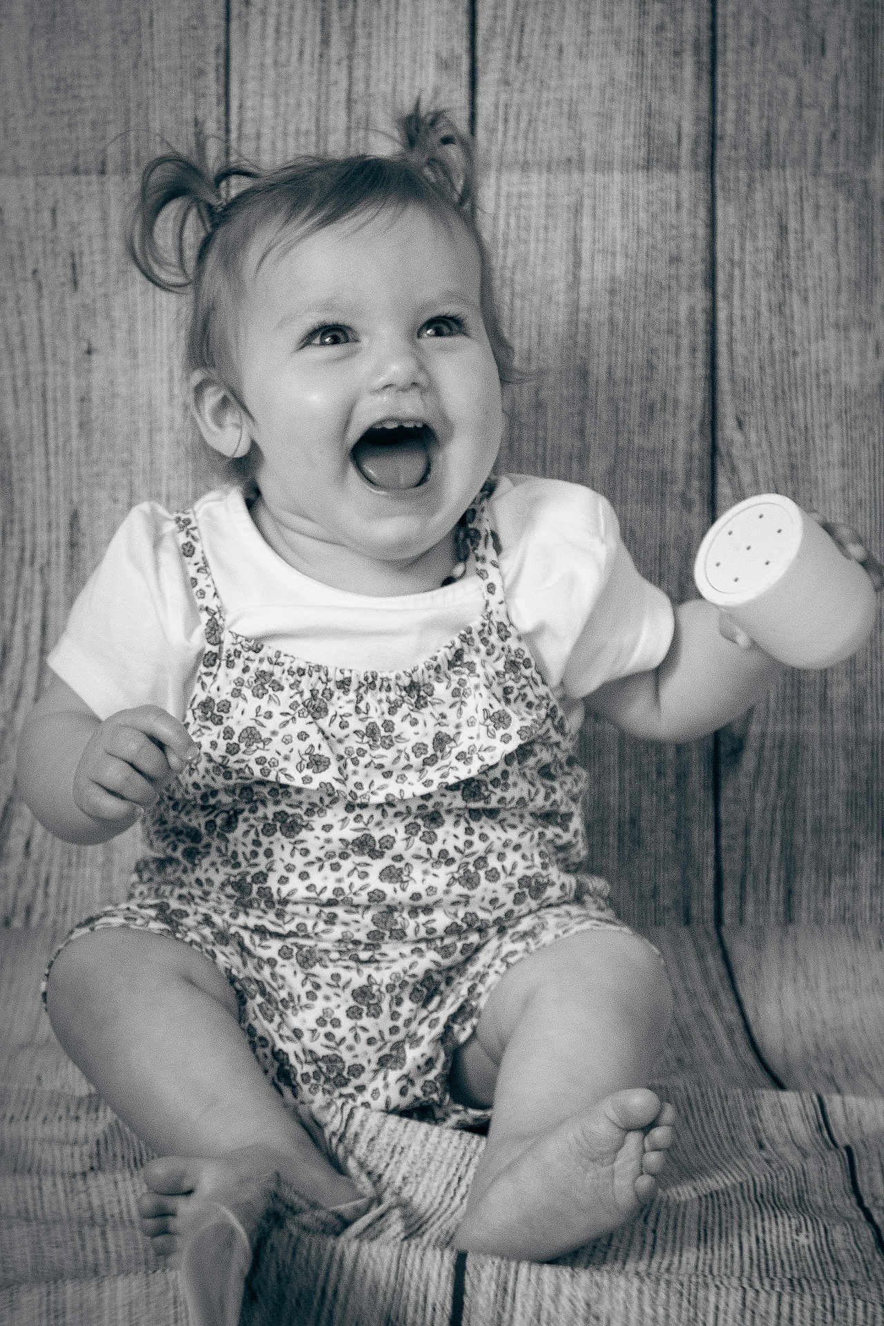 Adèle a rejoint le concours — aidez-le/la à gagner de superbes lots ! baby, child, smiling, laughing, pigtails, toy, sitting, portrait, black_and_white, clothing, cute, happy, infant, face, foot, hand, texture, fabric, background, playful
