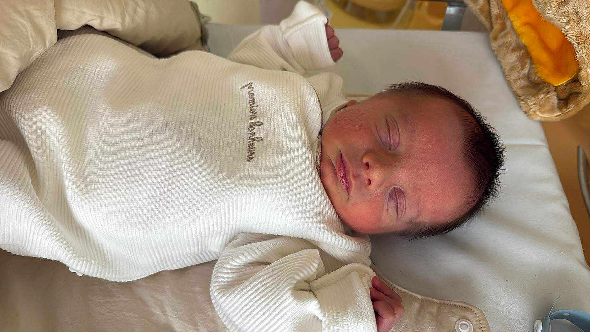 Victory participe au concours pour gagner de l'argent avec cette photo : newborn, baby, sleeping, infant, white_clothing, swaddled, blanket, cozy, peaceful, indoor, portrait, face, head, hands, cute, soft_lighting, closeup, resting, child, human