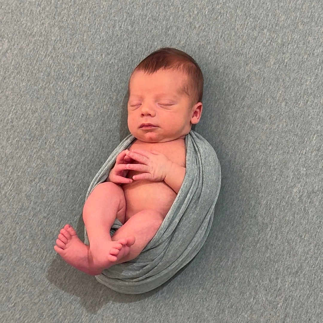 Victory a rejoint le concours — aidez-le/la à gagner de superbes lots ! baby, background, closeup, cute, feet, gray_cloth, hands, infant, minimalist, newborn, peace, peaceful, portrait, resting, skin, sleeping, soft_texture, swaddled, tiny, wrapped