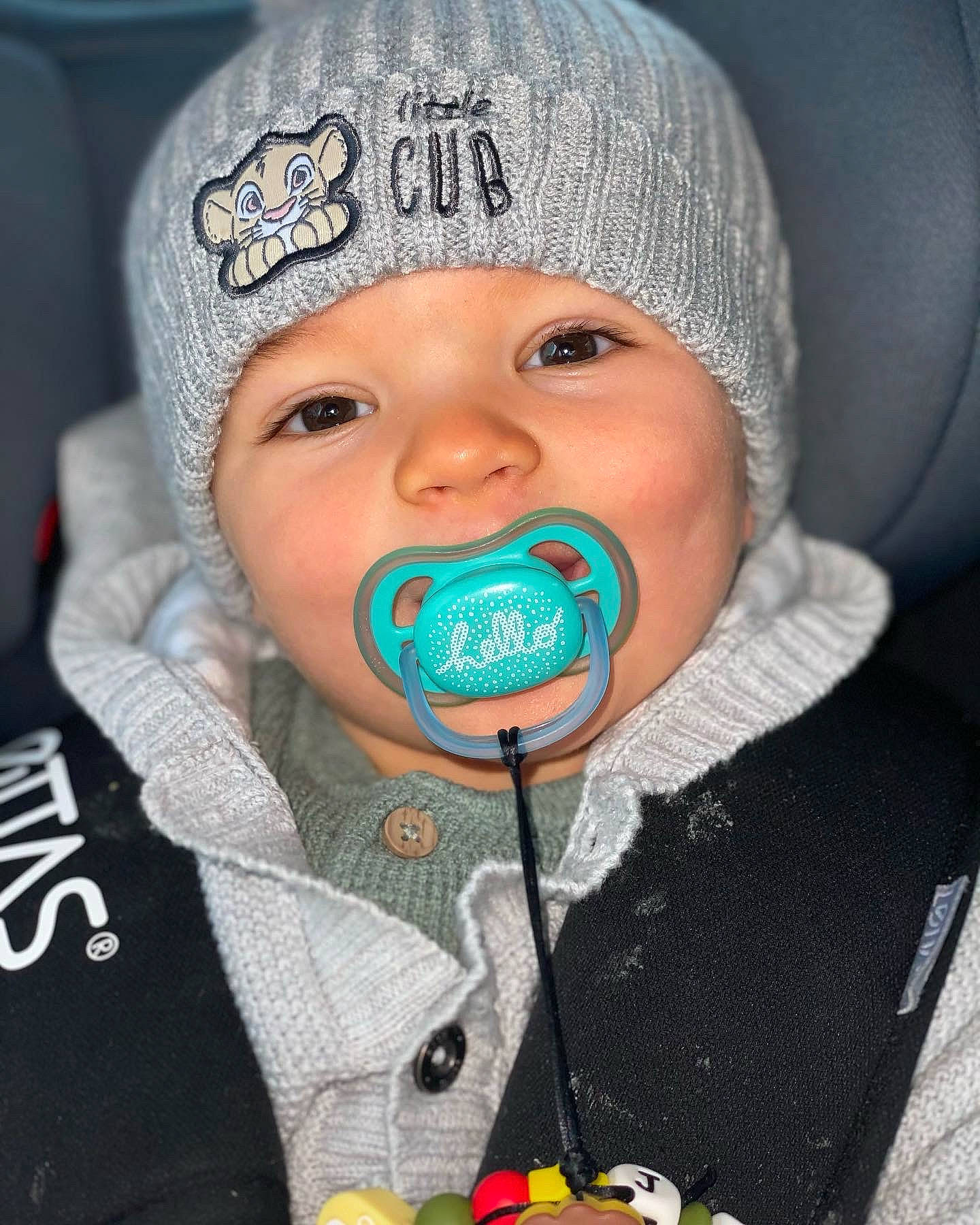 Joshua a rejoint le concours — aidez-le/la à gagner de superbes lots ! audio_equipment, baby, baby_products, baby_toddler_clothing, beanie, cap, cheek, child, ear, eyelash, fun, headwear, jacket, knit_cap, mouth, nose, organ, outerwear, person, product