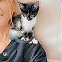 Rio a rejoint le concours — aidez-le/la à gagner de superbes lots ! kitten, cat, pet, shoulder, person, smile, black_and_white, feline, indoor, couch, cozy, curious, young_animal, fur, whiskers, cute, domestic_animal, companion, relaxed, closeup