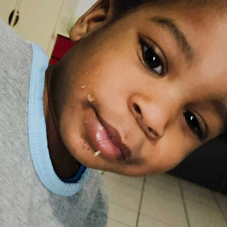 Jayden participe au concours pour gagner de l'argent avec cette photo : accessories, bodypart, boy, child, clothing, earring, face, happy, head, indoors, jewelry, male, mouth, person, photography, portrait, selfie, smile, t_shirt, teeth