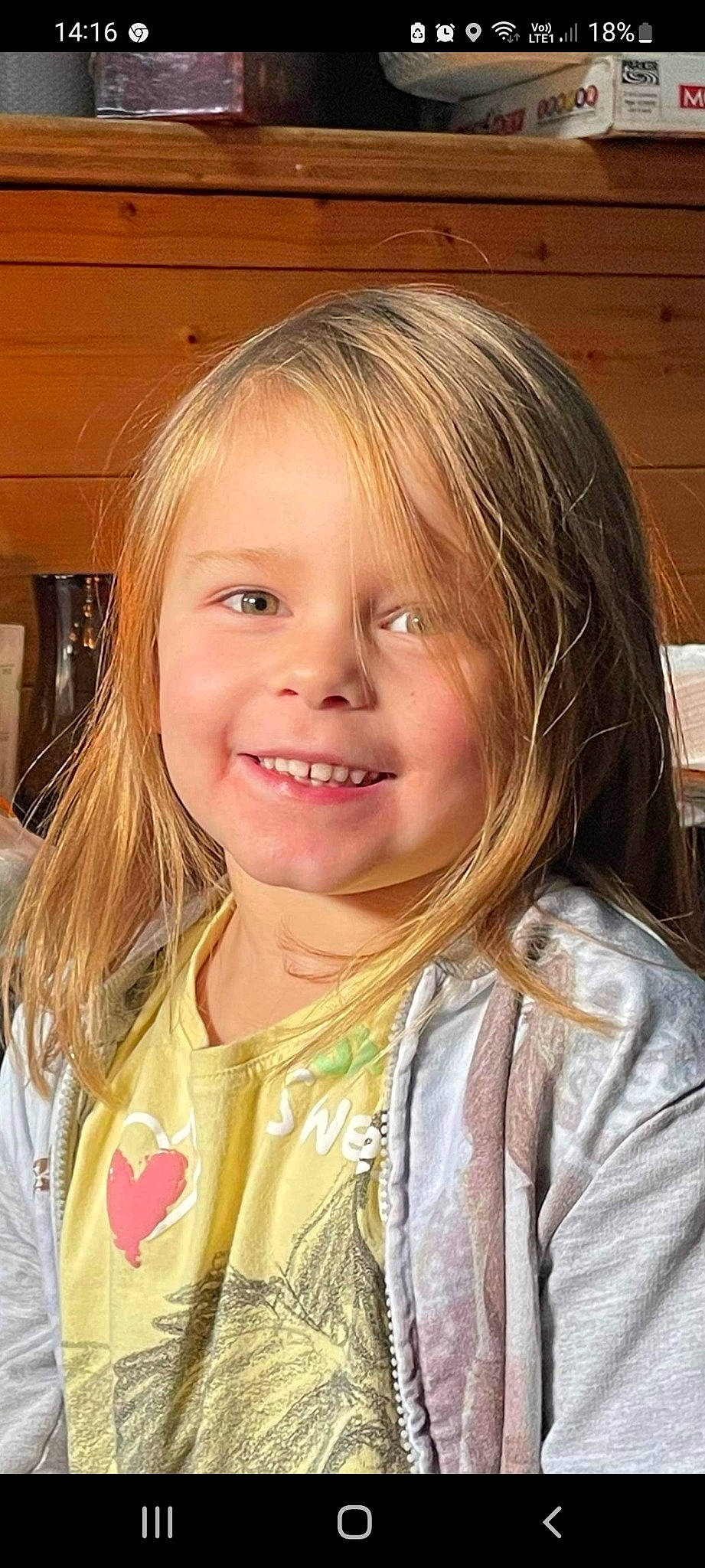 Emma participe au concours pour gagner de l'argent avec cette photo : bangs, cheek, chin, eye, eyebrow, eyelash, forehead, fun, hairstyle, happy, iris, jaw, joy, layered_hair, lip, long_hair, neck, nose, person, skin