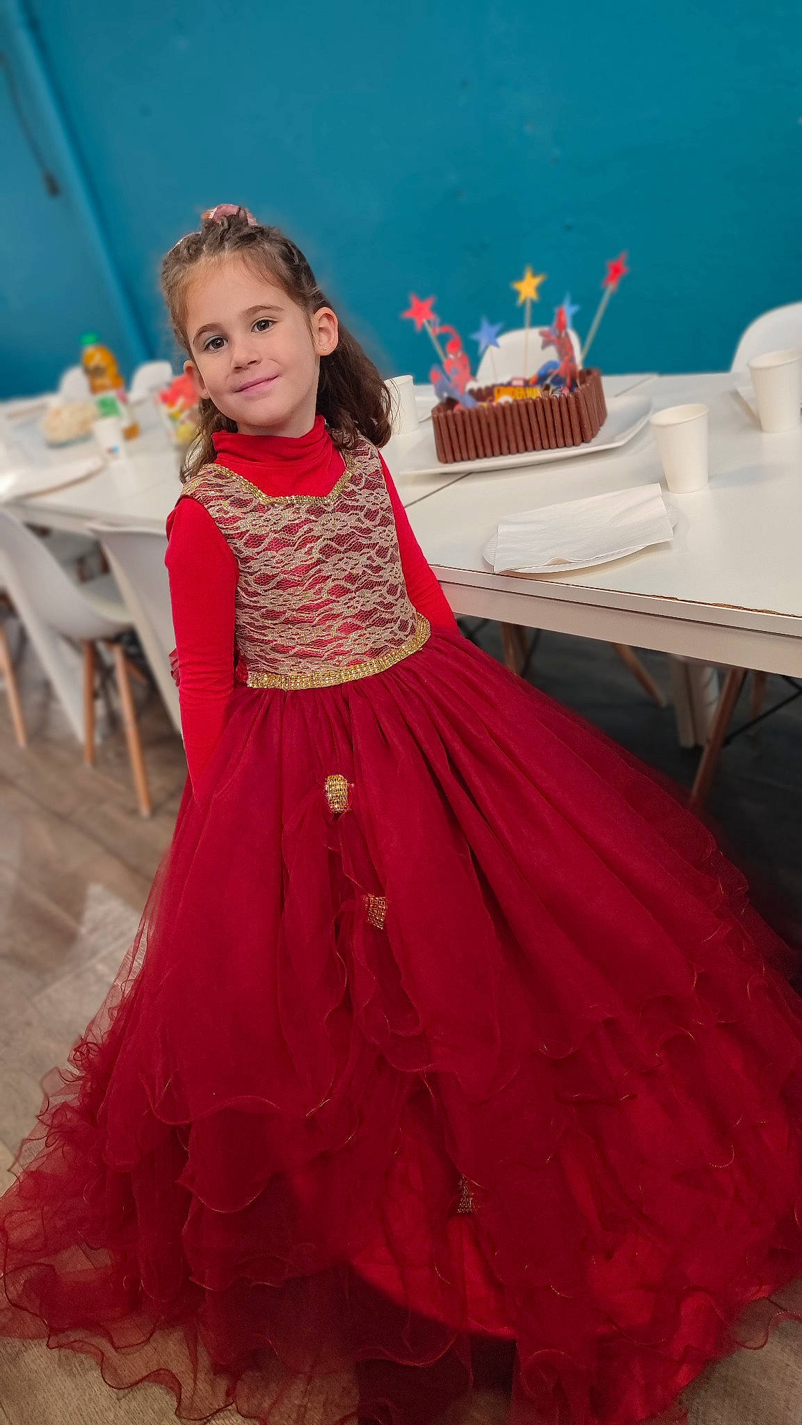 Ella a rejoint le concours — aidez-le/la à gagner de superbes lots ! chair, day_dress, dress, embellishment, event, face, fashion_design, formal_wear, gown, happy, joy, long_hair, magenta, one_piece_garment, person, pink, sleeve, smile, table, toddler