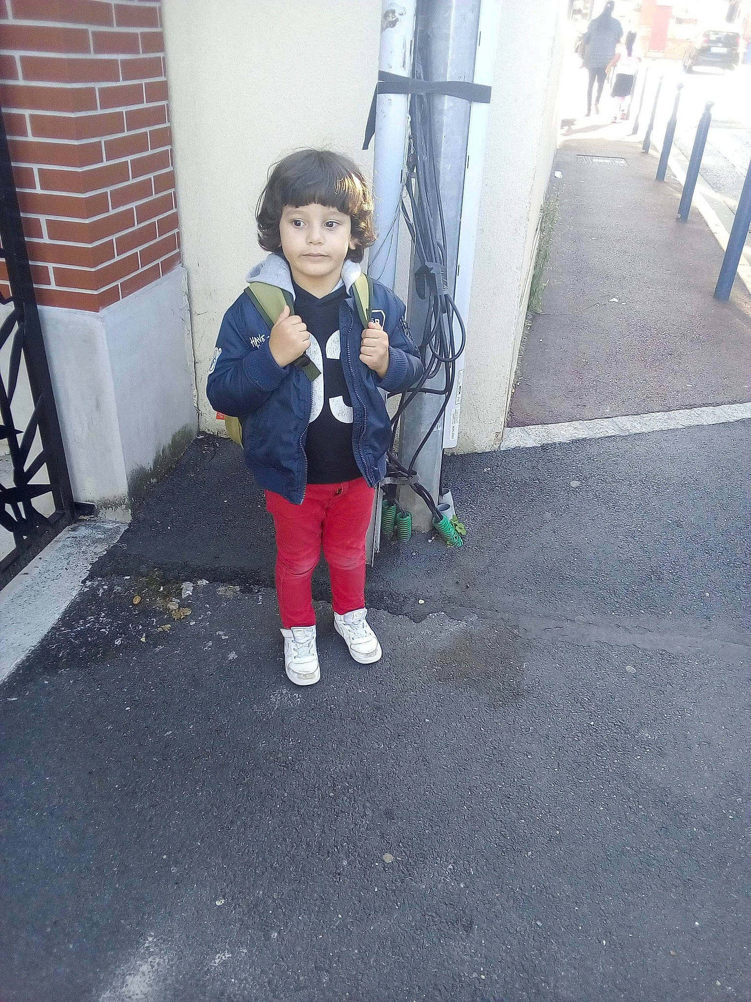 Kader participe au concours pour gagner de l'argent avec cette photo : child, costume, footwear, jeans, person, product, shoe, sidewalk, snapshot, standing, street, toddler, trousers