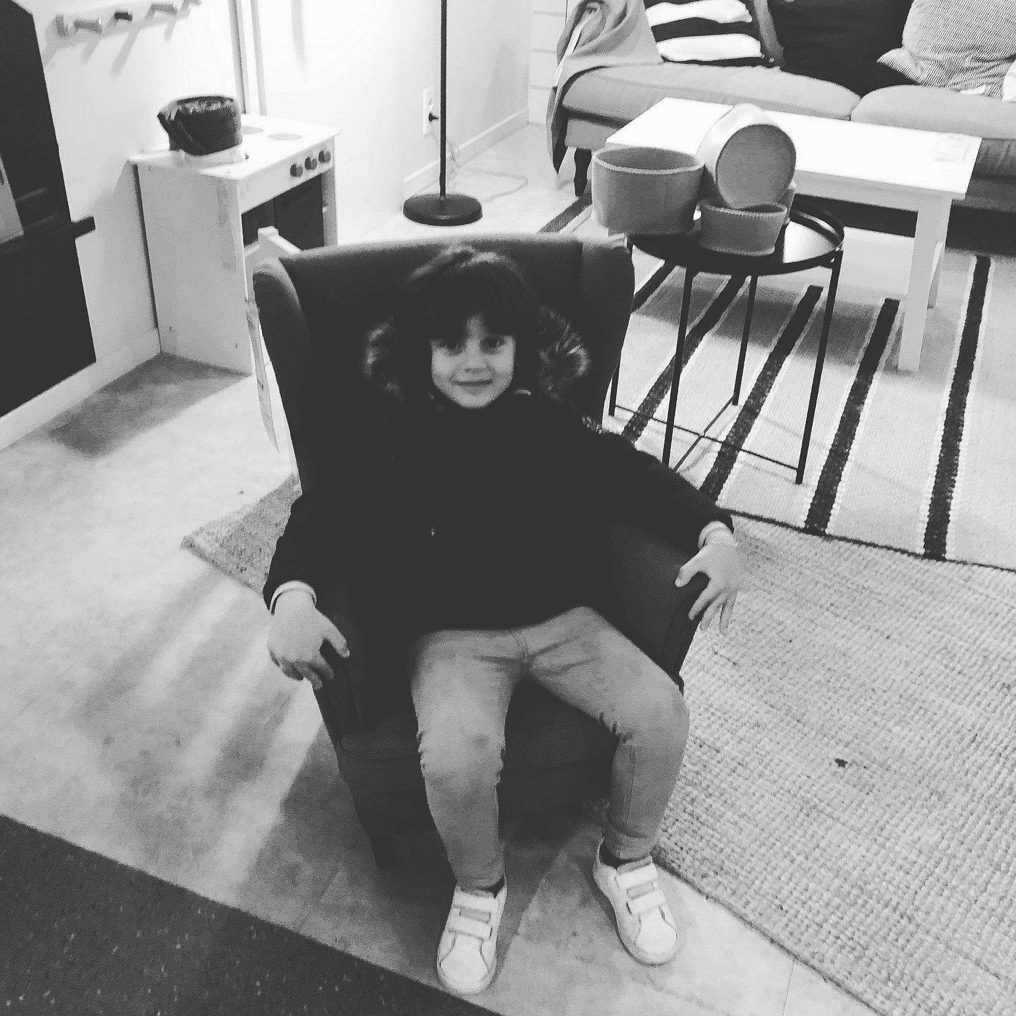 Kader participe au concours pour gagner de l'argent avec cette photo : black, black_and_white, chair, child, floor, flooring, furniture, human, human_behavior, joy, mammal, monochrome, monochrome_photography, person, photograph, photography, product, sitting, snapshot, standing