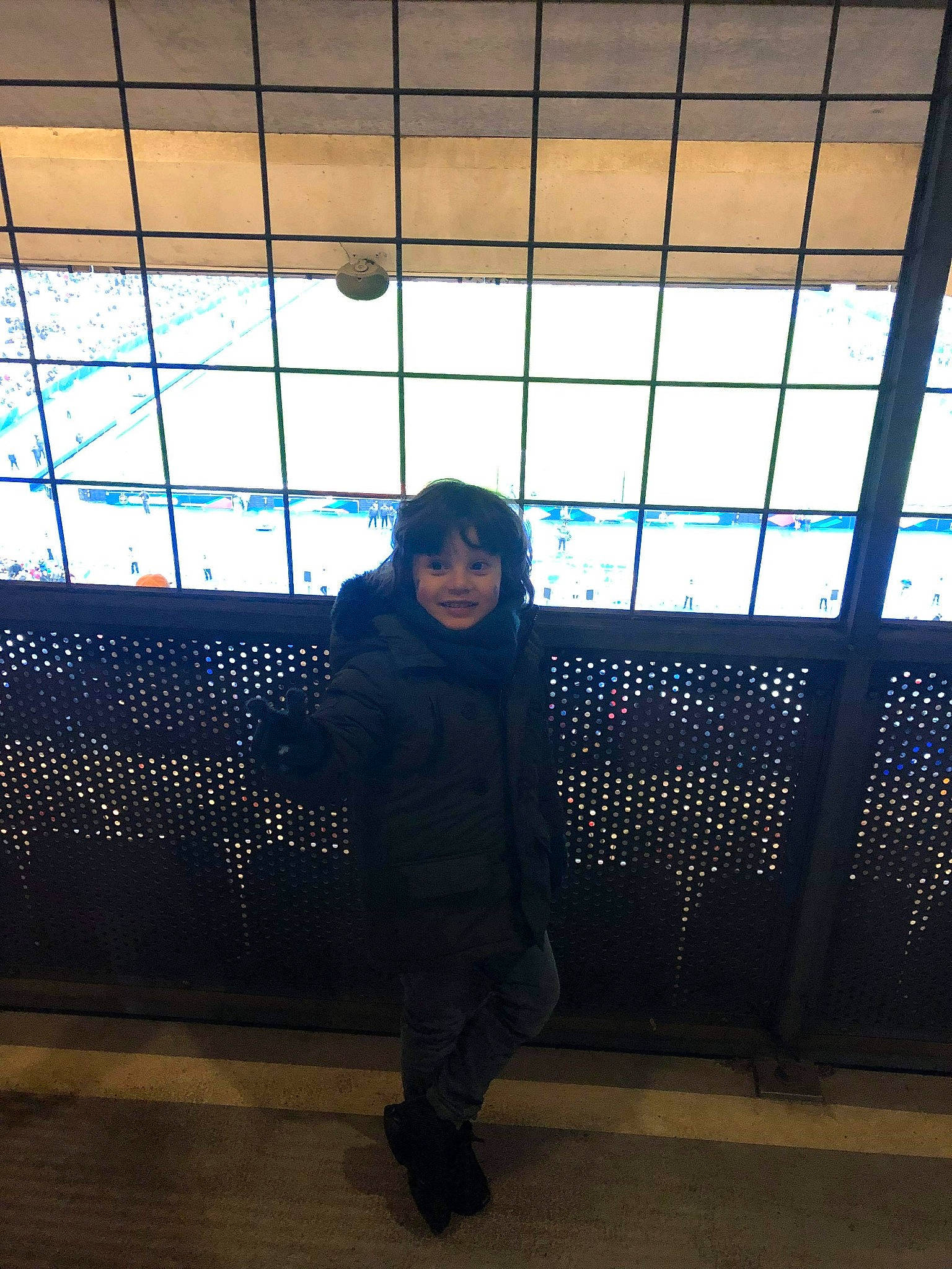 Kader a rejoint le concours — aidez-le/la à gagner de superbes lots ! angle, blue, building, clothing, cool, daylighting, design, fun, girl, human, infrastructure, joy, light, lighting, male, outerwear, person, recreation, snapshot, standing