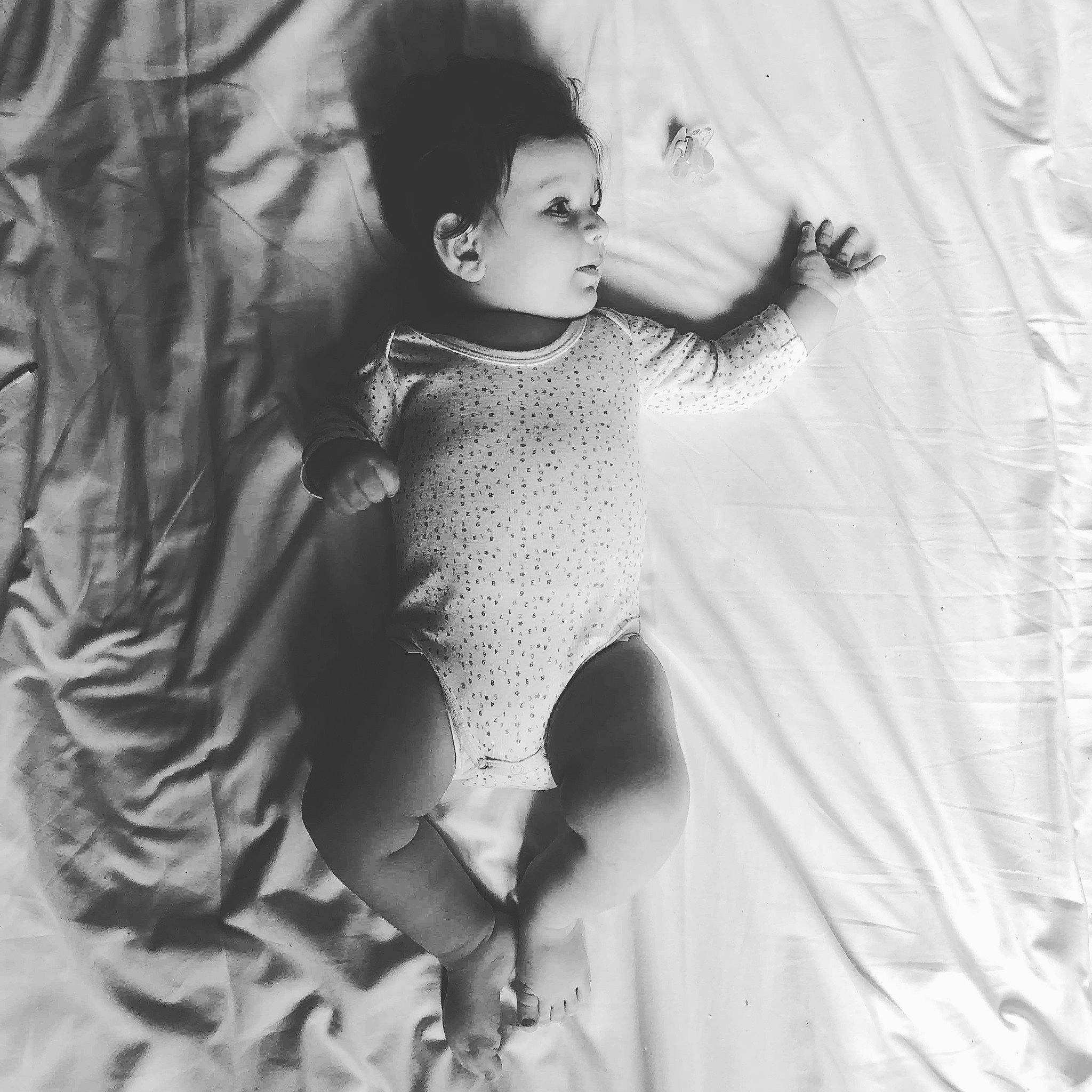 Fael a rejoint le concours — aidez-le/la à gagner de superbes lots ! black, black_and_white, child, girl, human, joint, monochrome, monochrome_photography, person, photo_shoot, photograph, photography, portrait, portrait_photography, smile, standing, stock_photography