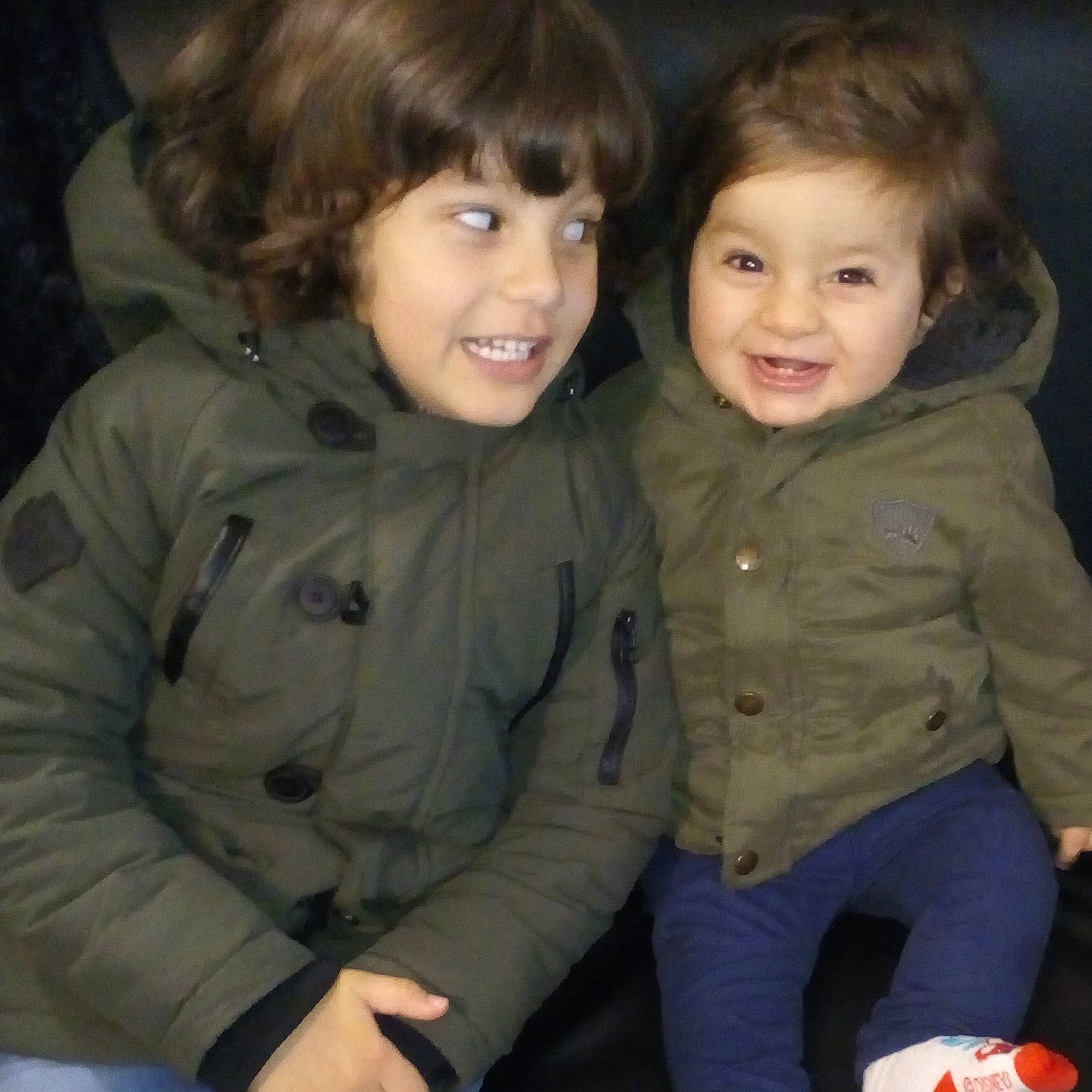 Fael a rejoint le concours — aidez-le/la à gagner de superbes lots ! boy, child, daughter, family, friendship, fun, girl, hair, hairstyle, human_hair_color, iris, joy, person, product, sibling, smile, toddler