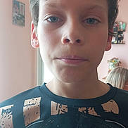 Ethan participe au concours pour gagner de l'argent avec cette photo : background_blur, blue_eyes, boy, casual_clothing, child, closeup, expressionless, face, head_and_shoulders, home_interior, indoor, natural_light, person, photograph, portrait, short_hair, tshirt, wall_art, wall_clock, young_person