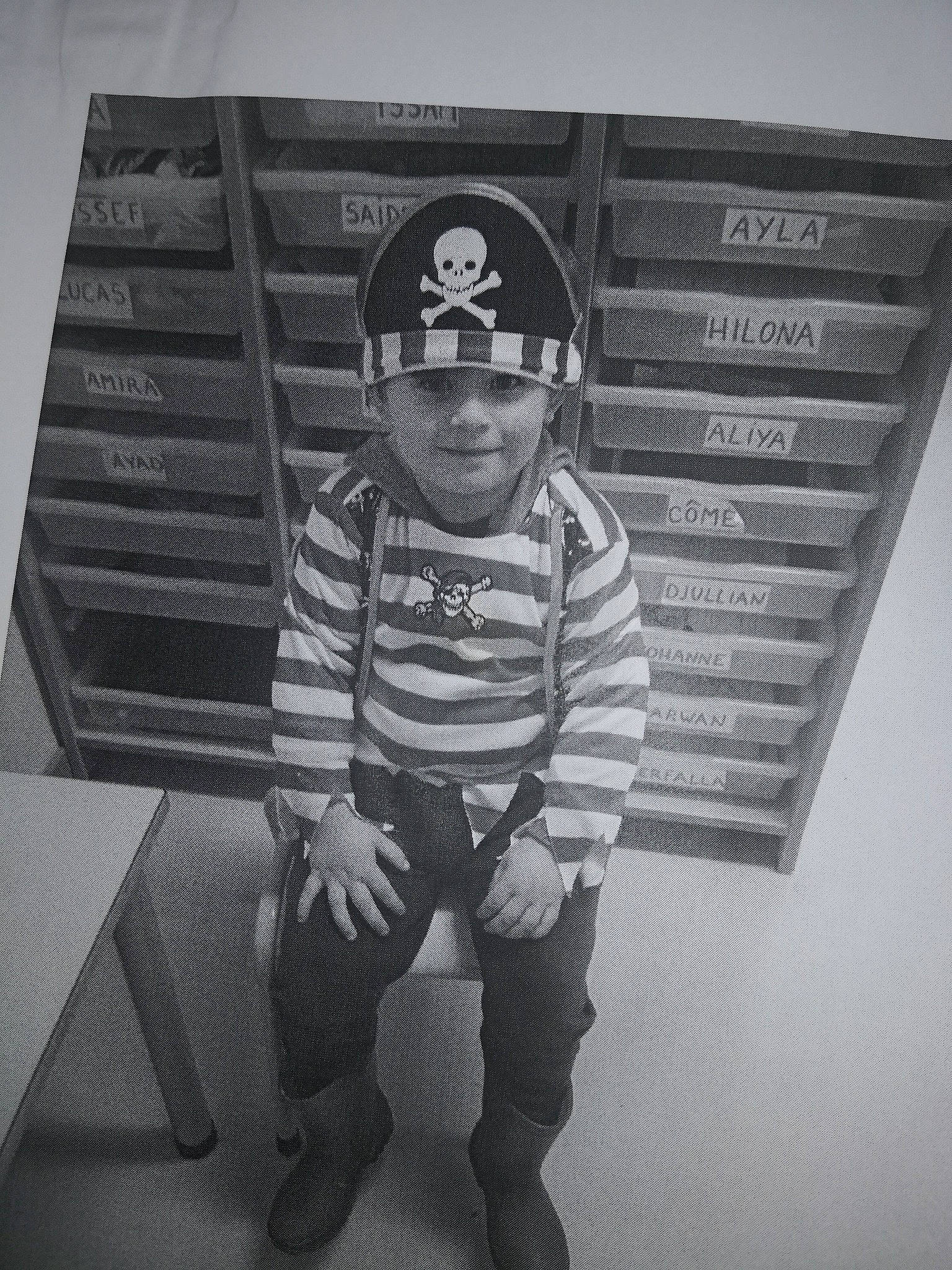 Djullian a rejoint le concours — aidez-le/la à gagner de superbes lots ! baseball_cap, black_and_white, cap, child, eyewear, flash_photography, font, hat, monochrome, monochrome_photography, person, personal_protective_equipment, rectangle, room, sitting, sleeve, standing, stock_photography, style, t_shirt