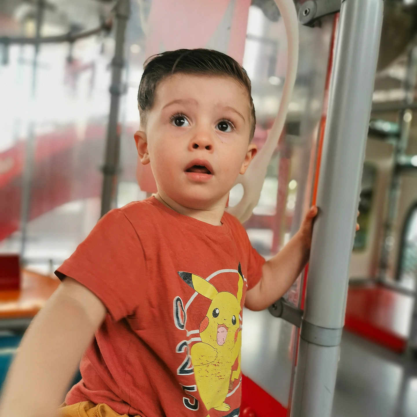 Mason a rejoint le concours — aidez-le/la à gagner de superbes lots ! baby, bodypart, boy, child, clothing, face, finger, hand, handrail, head, indoors, male, outdoorplayarea, outdoors, person, photography, playarea, portrait, shorts, t_shirt