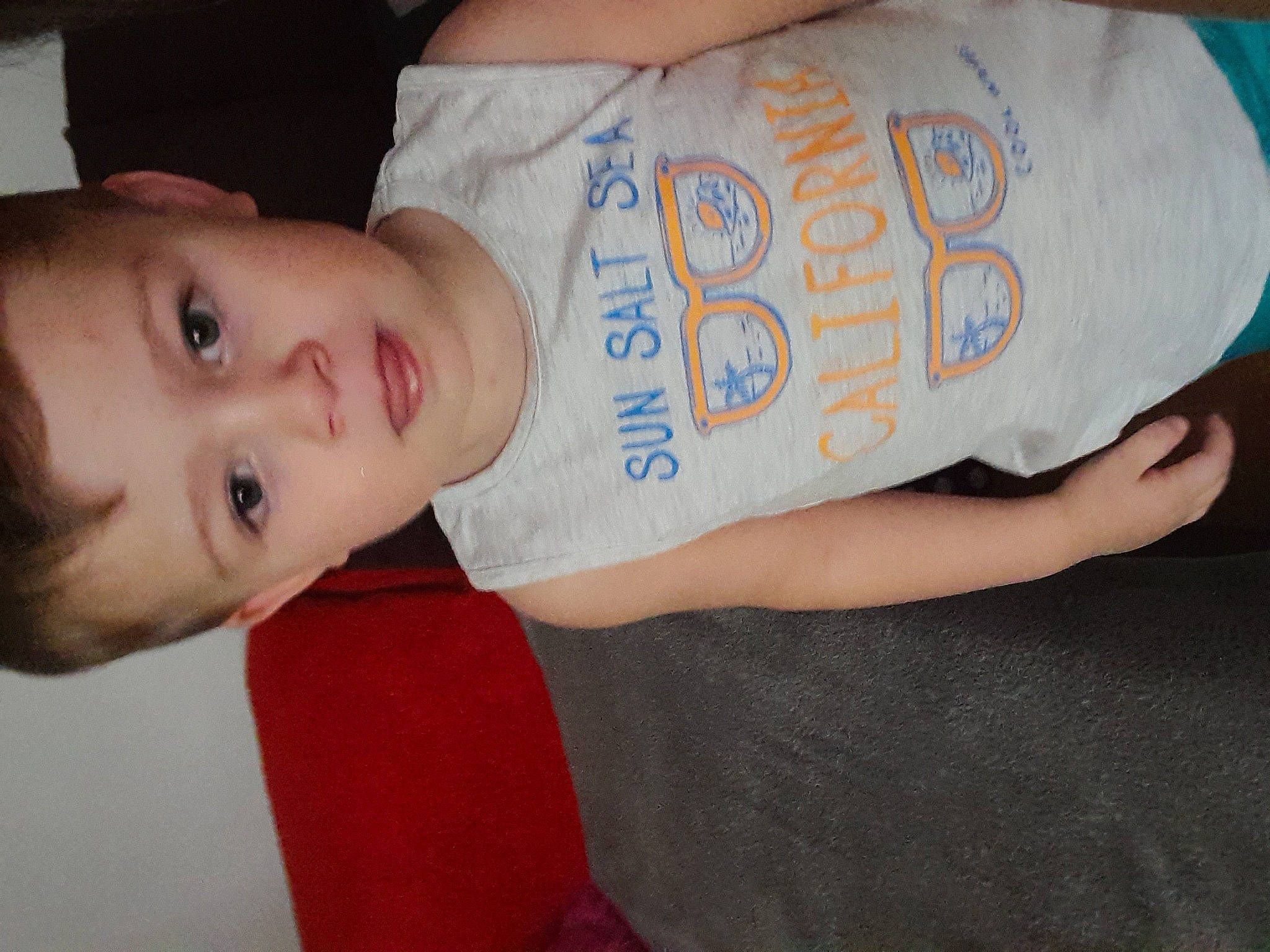 Djullian a rejoint le concours — aidez-le/la à gagner de superbes lots ! baby, baby_toddler_clothing, cheek, child, chin, comfort, elbow, eyelash, fun, happy, nose, person, sitting, skin, sleeve, t_shirt, toddler, wrist