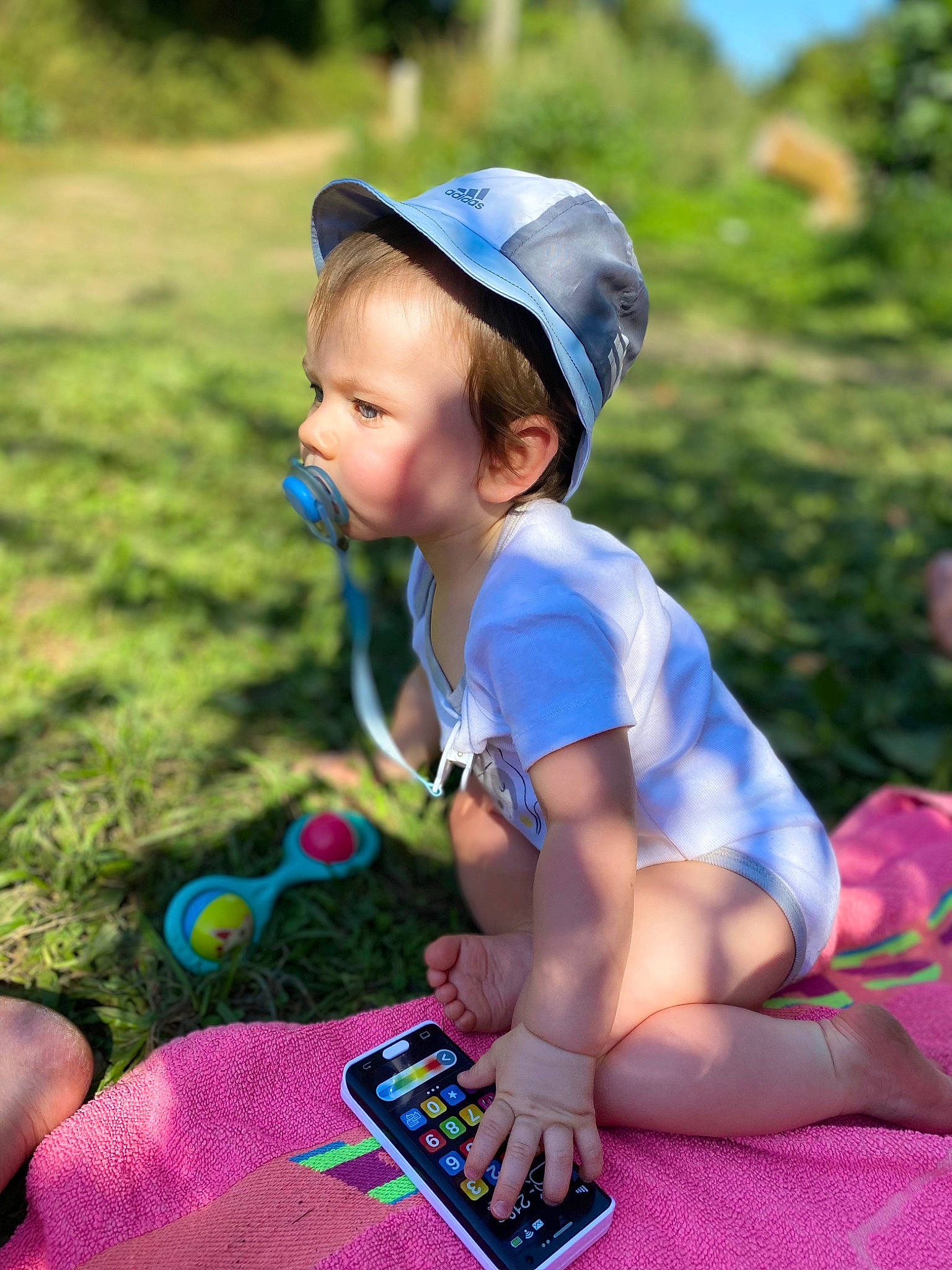 Mylann participe au concours pour gagner de l'argent avec cette photo : baby, baby_toddler_clothing, baseball_cap, cap, child, electric_blue, fashion_accessory, fun, grass, happy, hat, leisure, magenta, people_in_nature, person, personal_protective_equipment, pink, play, recreation, summer