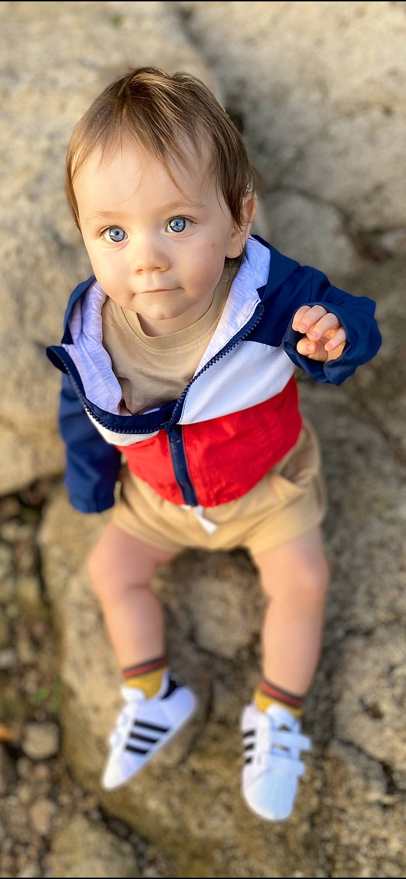 Mylann a rejoint le concours — aidez-le/la à gagner de superbes lots ! baby, baby_toddler_clothing, beauty, child, electric_blue, eye, fun, grass, happy, head, nose, people_in_nature, person, sitting, sleeve, sneakers, soil, summer, t_shirt, toddler