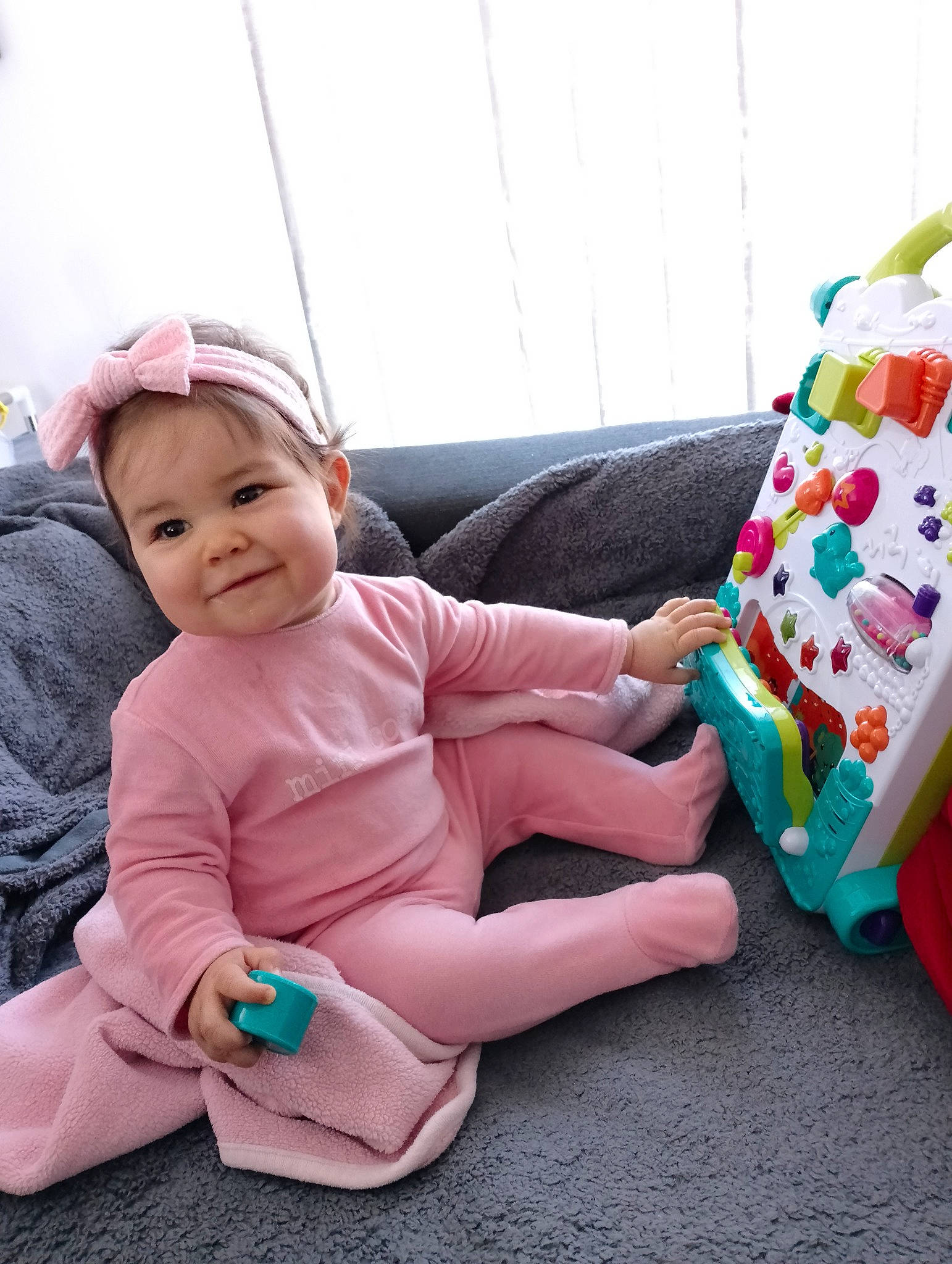 Lucie a rejoint le concours — aidez-le/la à gagner de superbes lots ! baby, baby_toddler_clothing, cap, child, comfort, couch, event, fashion_accessory, foot, fun, happy, headwear, joy, magenta, pattern, person, play, room, sitting, sleeve