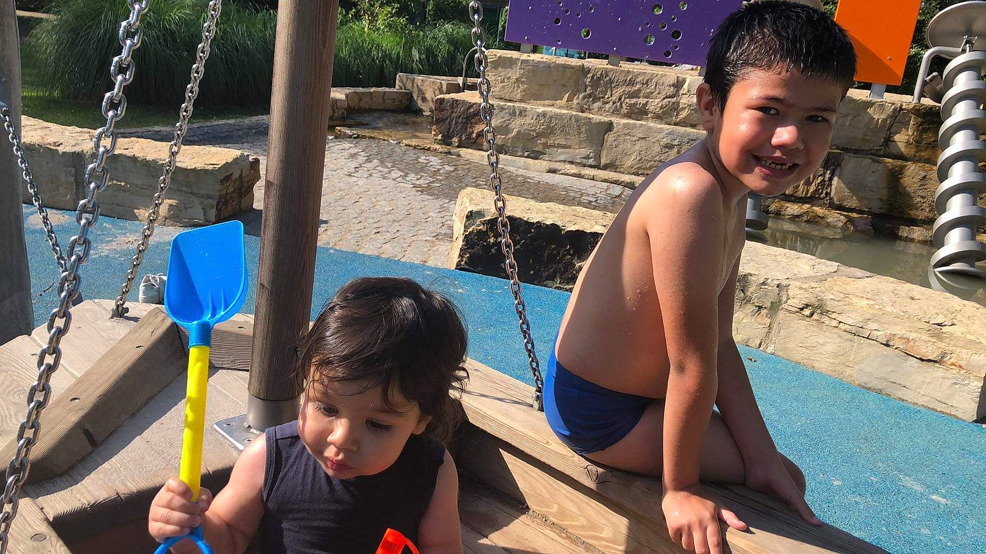 Luka participe au concours pour gagner de l'argent avec cette photo : barechested, barefoot, blue, brassiere, chest, child, event, facial_expression, foot, fun, happy, human_leg, joy, leisure, person, recreation, summer, swimming_pool, swimwear, swing