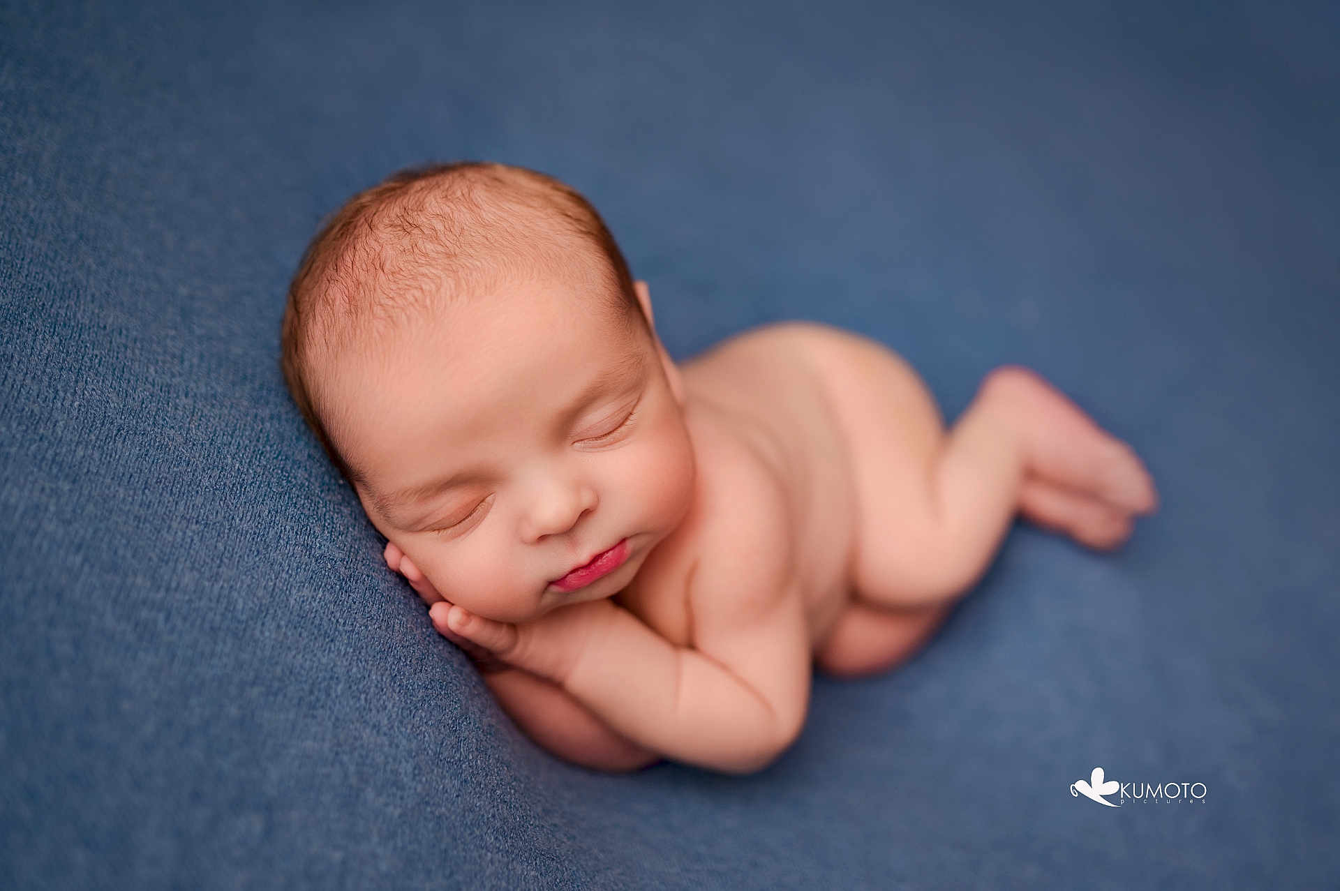 Arthur a rejoint le concours — aidez-le/la à gagner de superbes lots ! newborn, baby, sleeping, infant, blue_blanket, soft_texture, peaceful, cute, portrait, skin, face, hand, foot, closeup, rest, child, toddler, lying_down, calm, cozy