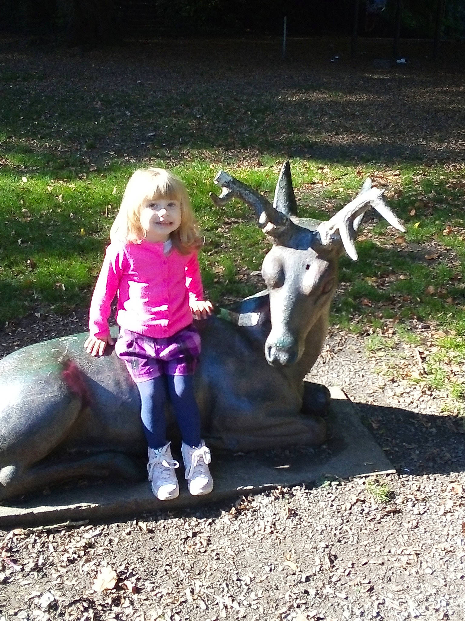 Payge participe au concours pour gagner de l'argent avec cette photo : fawn, goat, goats, joy, person, plant