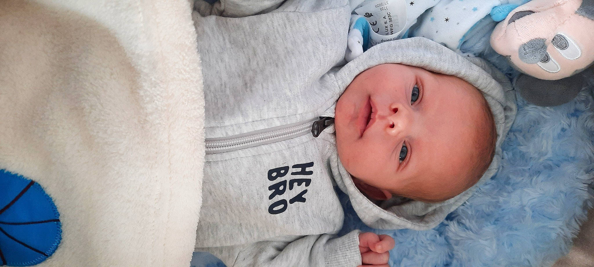 Djayden a rejoint le concours — aidez-le/la à gagner de superbes lots ! baby, baby_toddler_clothing, cheek, child, chin, comfort, eye, eyebrow, eyelash, face, freezing, grey, happy, iris, linens, lip, nose, person, skin, sleeve