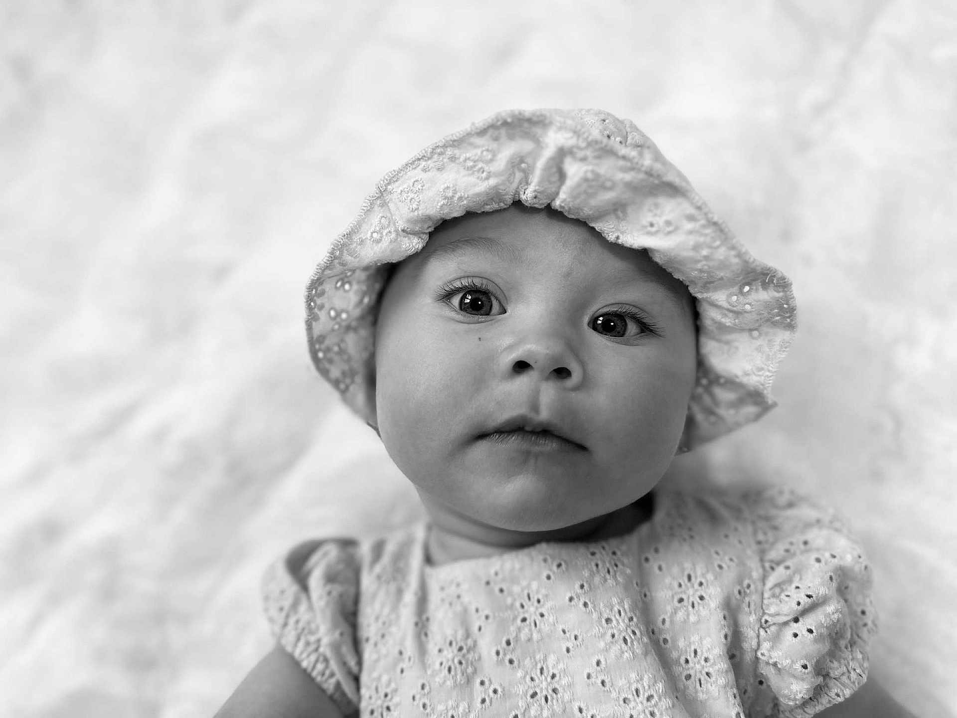 Valentina Laurent participe au concours pour gagner de l'argent avec cette photo : baby, child, black_and_white, portrait, hat, clothing, face, cute, infant, young_child, eyes, expression, closeup, fabric, texture, soft_light, innocence, headwear, sleeves, background
