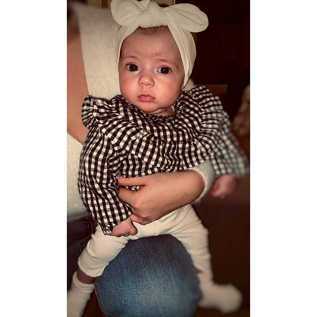 Lyla participe au concours pour gagner de l'argent avec cette photo : arm, baby, baby_toddler_clothing, beauty, comfort, face, finger, happy, head, headgear, human_body, knee, leg, neck, outerwear, person, sleeve, t_shirt, textile, thigh