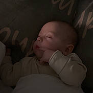 Elïo a rejoint le concours — aidez-le/la à gagner de superbes lots ! baby, bed, blanket, calm, child, cozy, cute, face, head, indoors, infant, pajamas, peaceful, person, portrait, rest, sleep, sleeping, soft_light, young