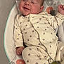 Elïo a rejoint le concours — aidez-le/la à gagner de superbes lots ! baby, baby_seat, child, comfort, cushion, cute, face, footwear, happy, indoor, infant, onesie, patterned_clothing, relaxed, resting, sleepy, small_hands, smiling, soft, toy