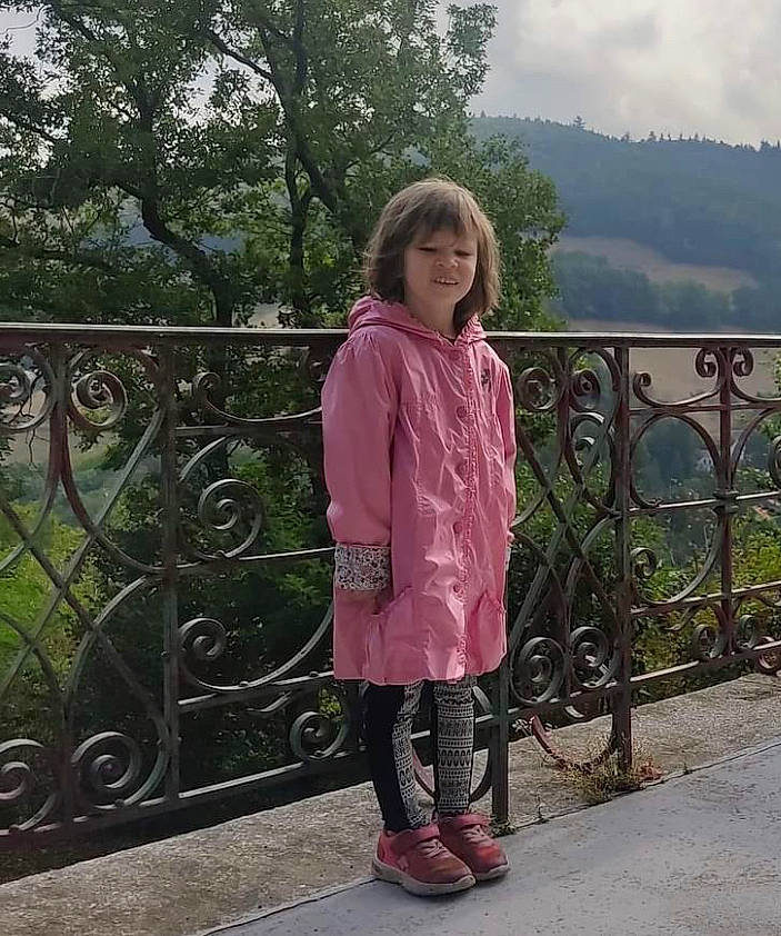 Solene a rejoint le concours — aidez-le/la à gagner de superbes lots ! botany, cloud, fence, grass, guard_rail, handrail, human_leg, leg, leisure, magenta, metal, outerwear, pattern, person, plant, sky, sleeve, snapshot, travel, tree