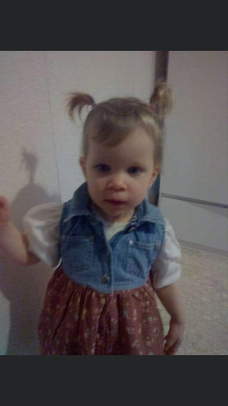 Solene participe au concours pour gagner de l'argent avec cette photo : baby, baby_toddler_clothing, cheek, clothing, day_dress, eyelash, fashion_design, happy, iris, neck, nose, outerwear, pattern, person, shoulder, skin, sleeve, t_shirt, textile, toddler