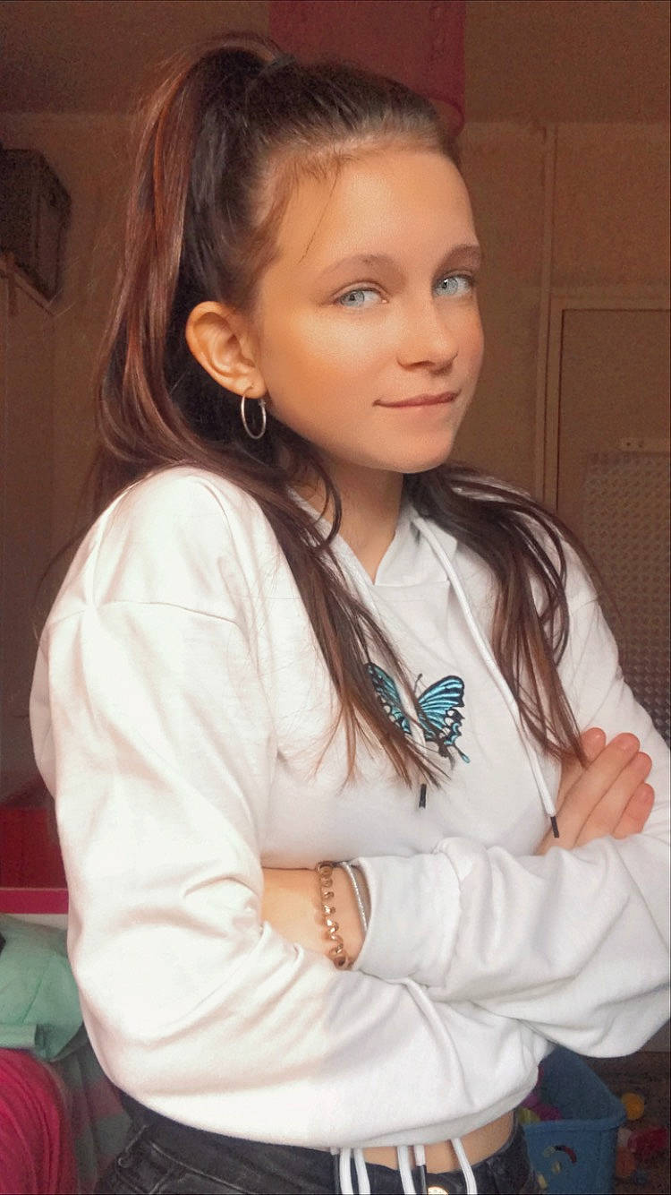 Océane a rejoint le concours — aidez-le/la à gagner de superbes lots ! black_hair, brown_hair, chest, door, dress_shirt, event, eyelash, hair_coloring, jewellery, joy, layered_hair, lip, makeover, neck, necklace, person, sleeve, smile, step_cutting, uniform