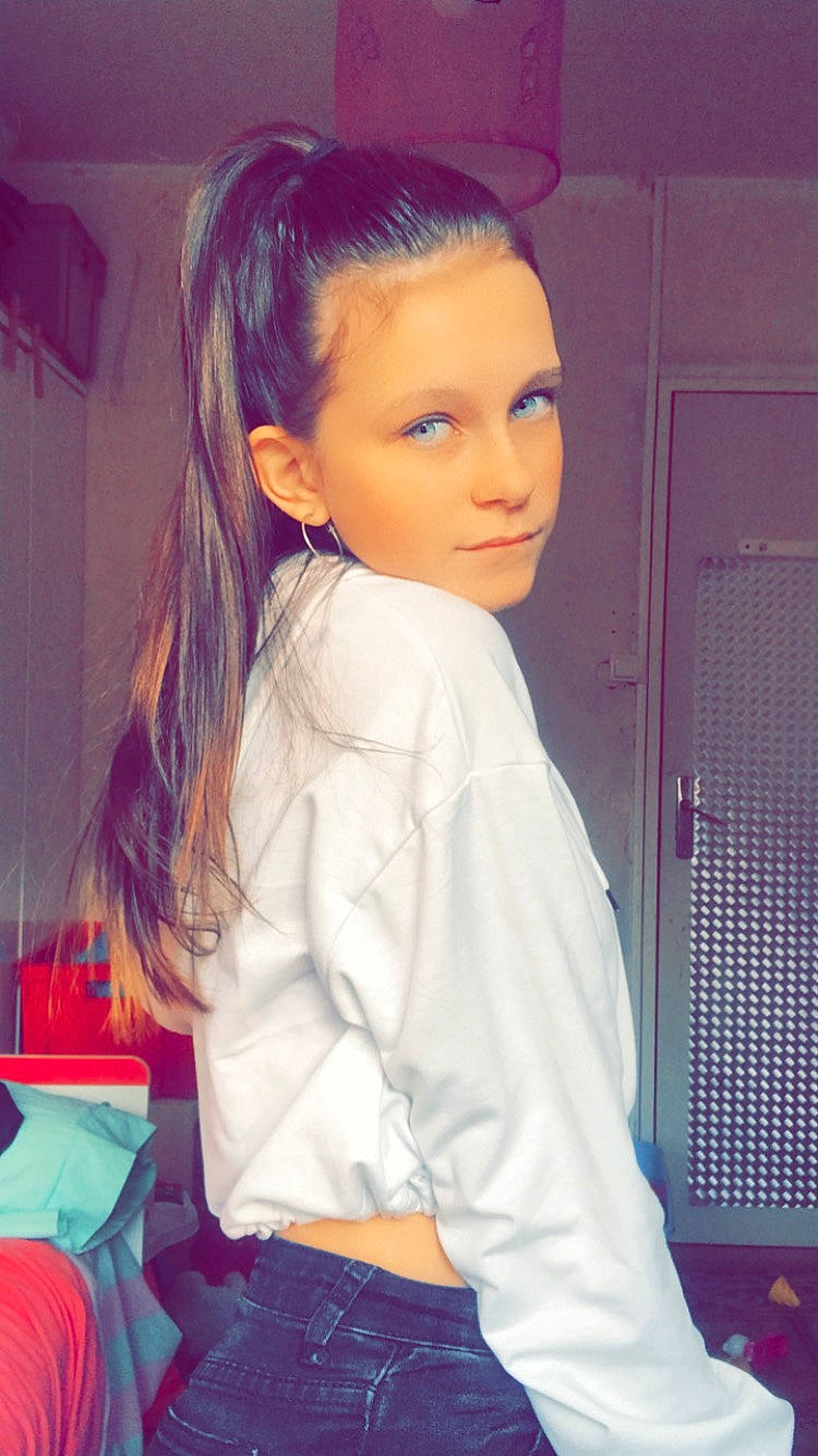 Océane participe au concours pour gagner de l'argent avec cette photo : black_hair, denim, door, dress_shirt, eyebrow, eyelash, fashion_design, fun, hairstyle, happy, jacket, lip, long_hair, mouth, neck, person, shoulder, sleeve, street_fashion, thigh