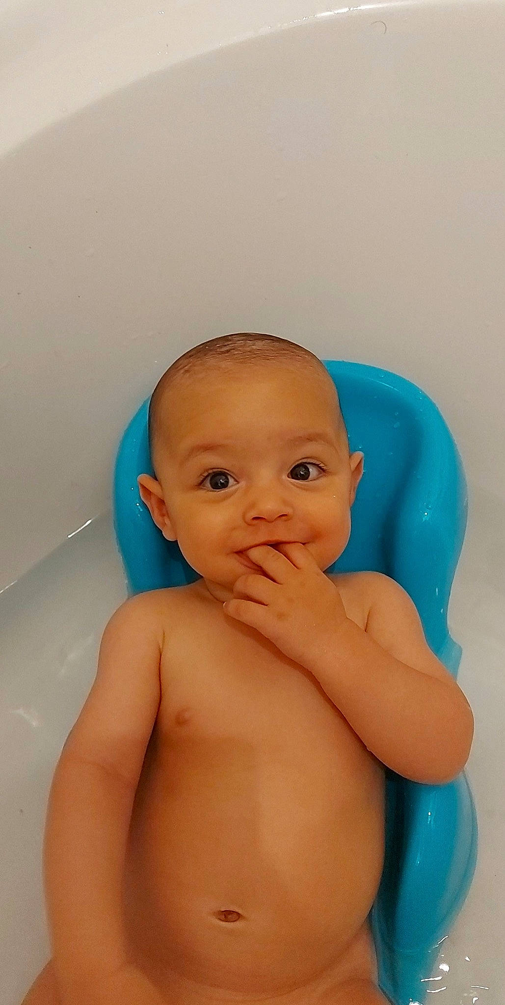 Matia participe au concours pour gagner de l'argent avec cette photo : arm, baby, baby_bathing, cheek, chin, ear, eye, eyebrow, face, fluid, hand, head, human_body, iris, joint, joy, mouth, nose, person, skin