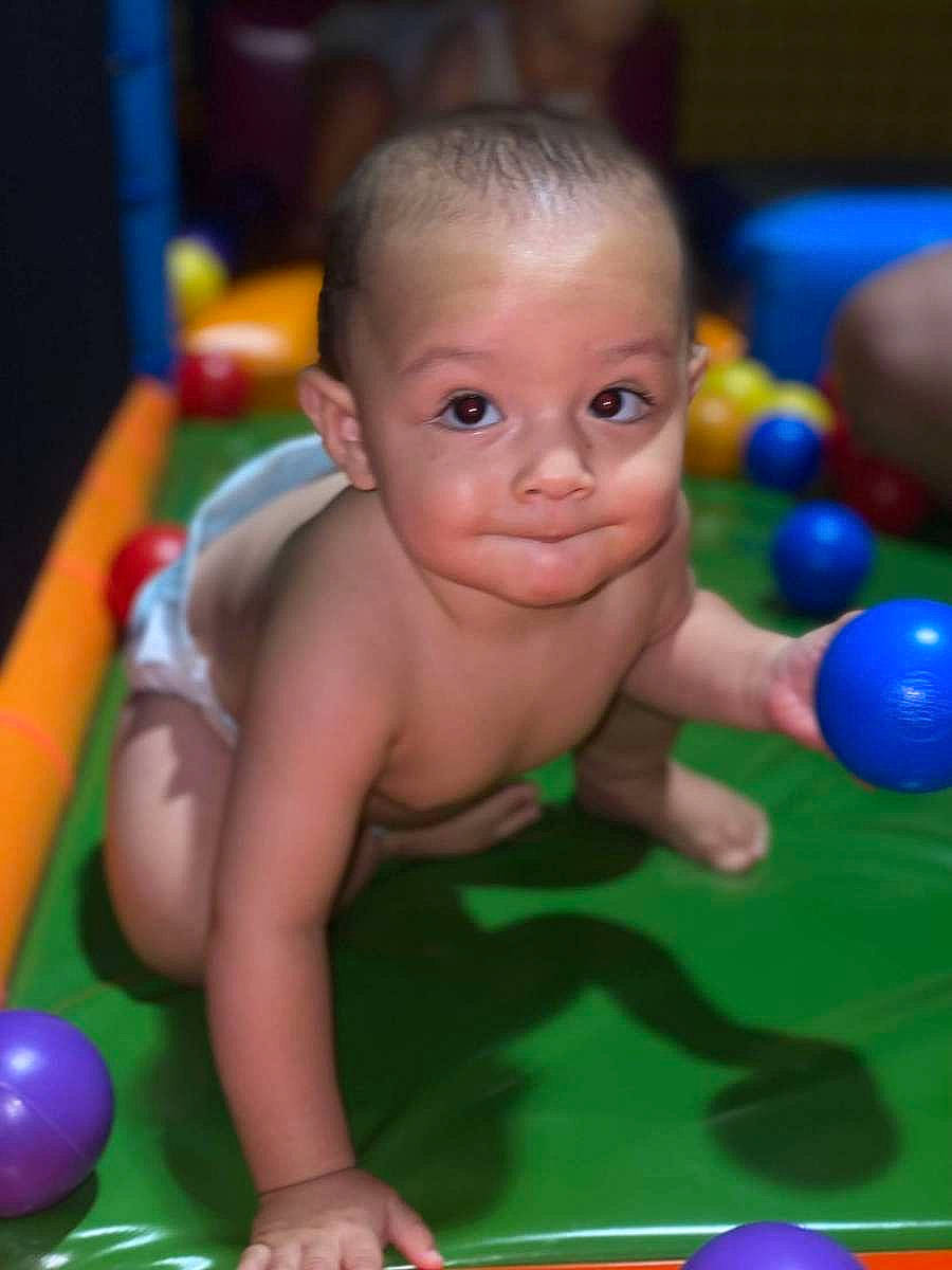 Matia participe au concours pour gagner de l'argent avec cette photo : baby, baby_playing_with_toys, baby_products, ball_pit, blue, cheek, child, facial_expression, finger, fun, happy, human, indoor_games_and_sports, leisure, person, play, recreation, smile, toddler, toy