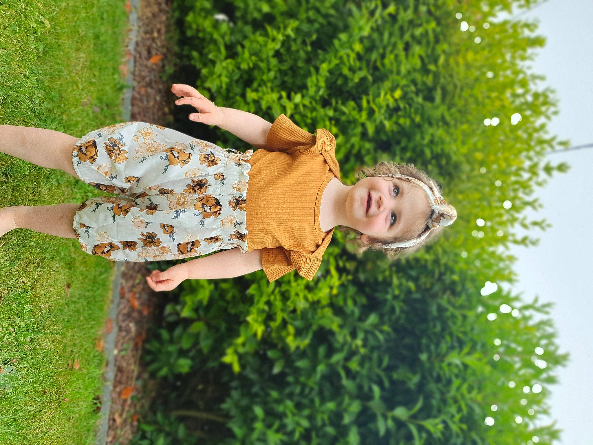 Romy a rejoint le concours — aidez-le/la à gagner de superbes lots ! blond, child, eyewear, fawn, flash_photography, fun, grass, grass_family, happy, human_leg, joy, leisure, people_in_nature, person, plant, recreation, sky, street_fashion, sunlight, thigh