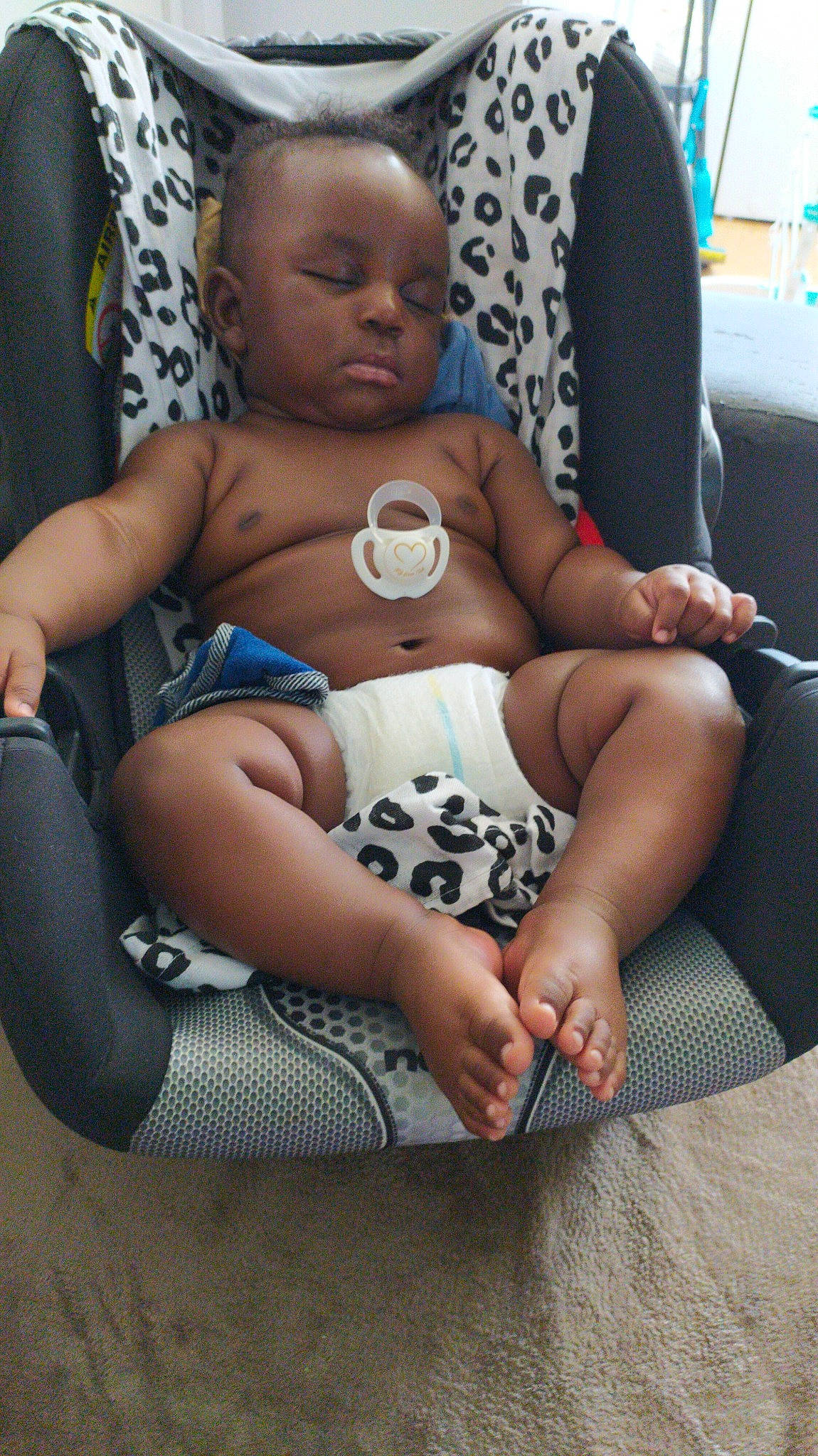 Kingsley a rejoint le concours — aidez-le/la à gagner de superbes lots ! arm, baby, car_seat, child, knee, leg, person, sitting, thigh, toddler