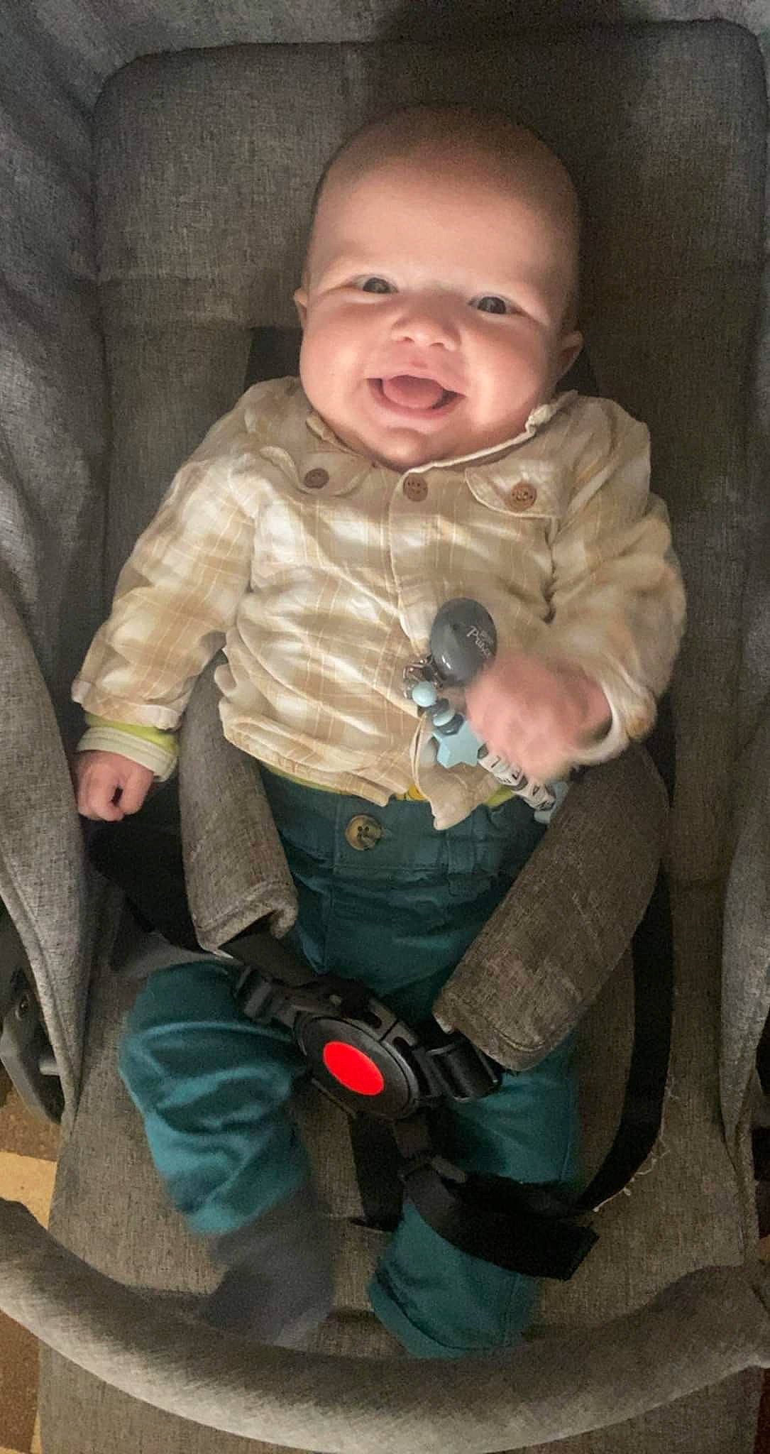 Naël participe au concours pour gagner de l'argent avec cette photo : baby, baby_toddler_clothing, cheek, comfort, cool, doll, eye, finger, fun, joint, lap, leg, person, sitting, skin, sleeve, smile, thumb, toddler, toy