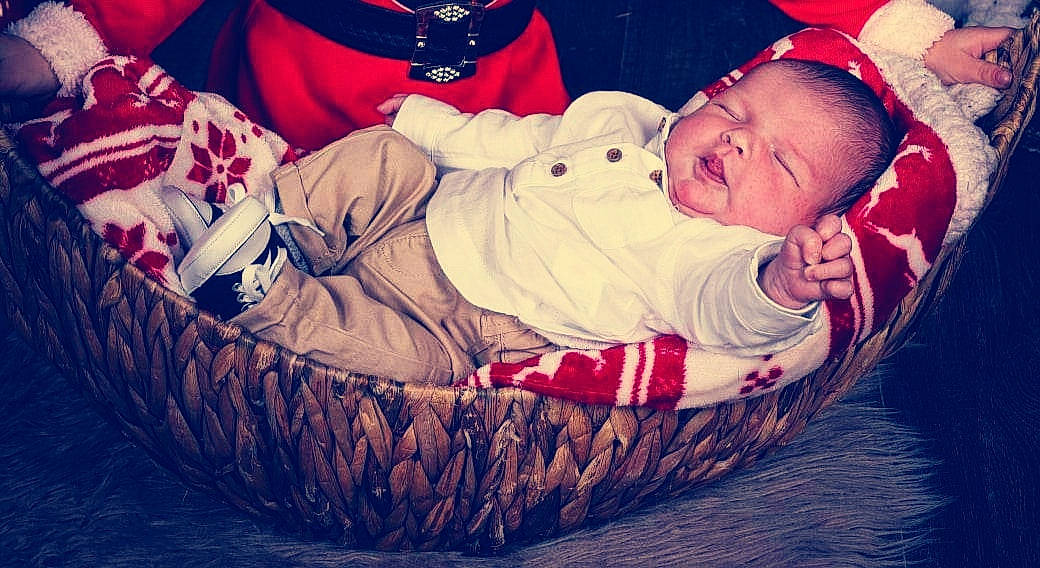 Naël participe au concours pour gagner de l'argent avec cette photo : baby, baby_products, baby_sleeping, baby_toddler_clothing, bedtime, carmine, child, comfort, fun, grass, happy, hat, lap, linens, love, nap, person, red, sitting, sleeve