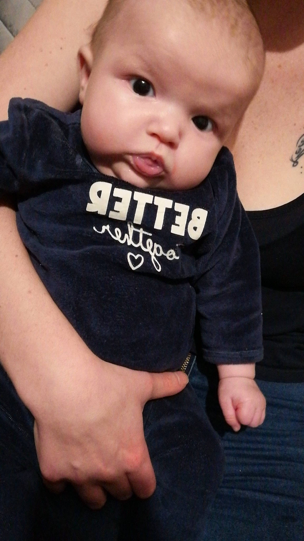 Naël a rejoint le concours — aidez-le/la à gagner de superbes lots ! baby, baby_toddler_clothing, black, cheek, chest, chin, cool, elbow, eyelash, finger, flash_photography, gesture, happy, head, human_body, neck, person, skin, sleeve, t_shirt