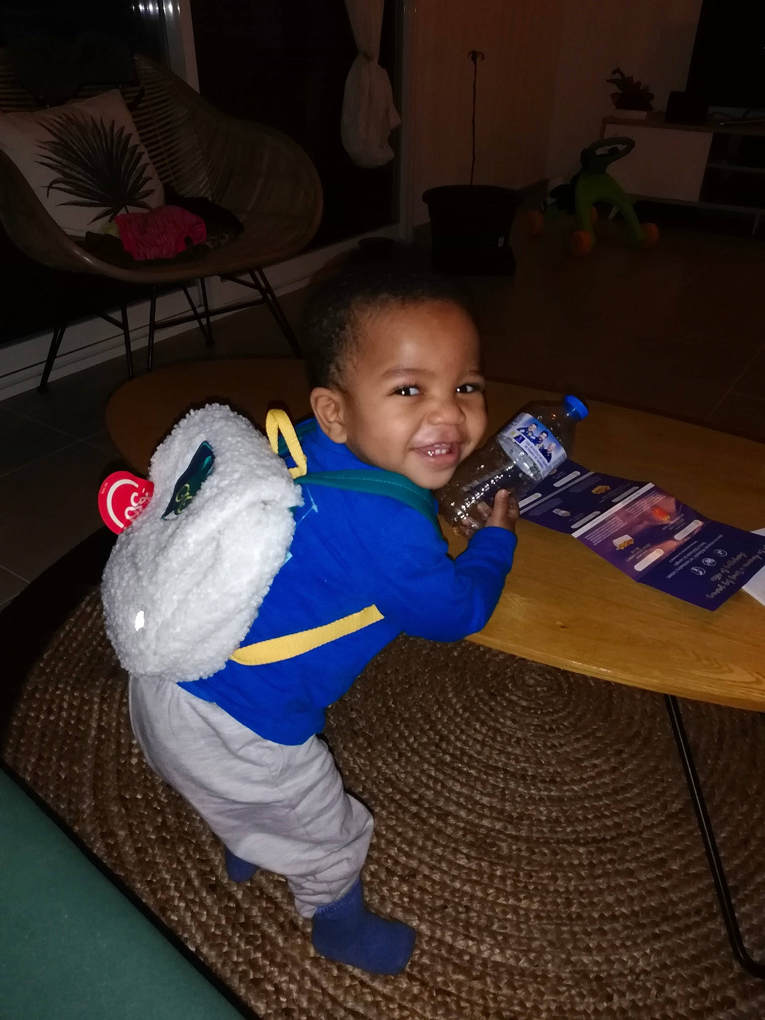 Aïdara participe au concours pour gagner de l'argent avec cette photo : baby, baby_toddler_clothing, chair, child, comfort, electric_blue, flooring, fun, fur, houseplant, joy, lap, leisure, person, play, room, sitting, smile, t_shirt, toddler