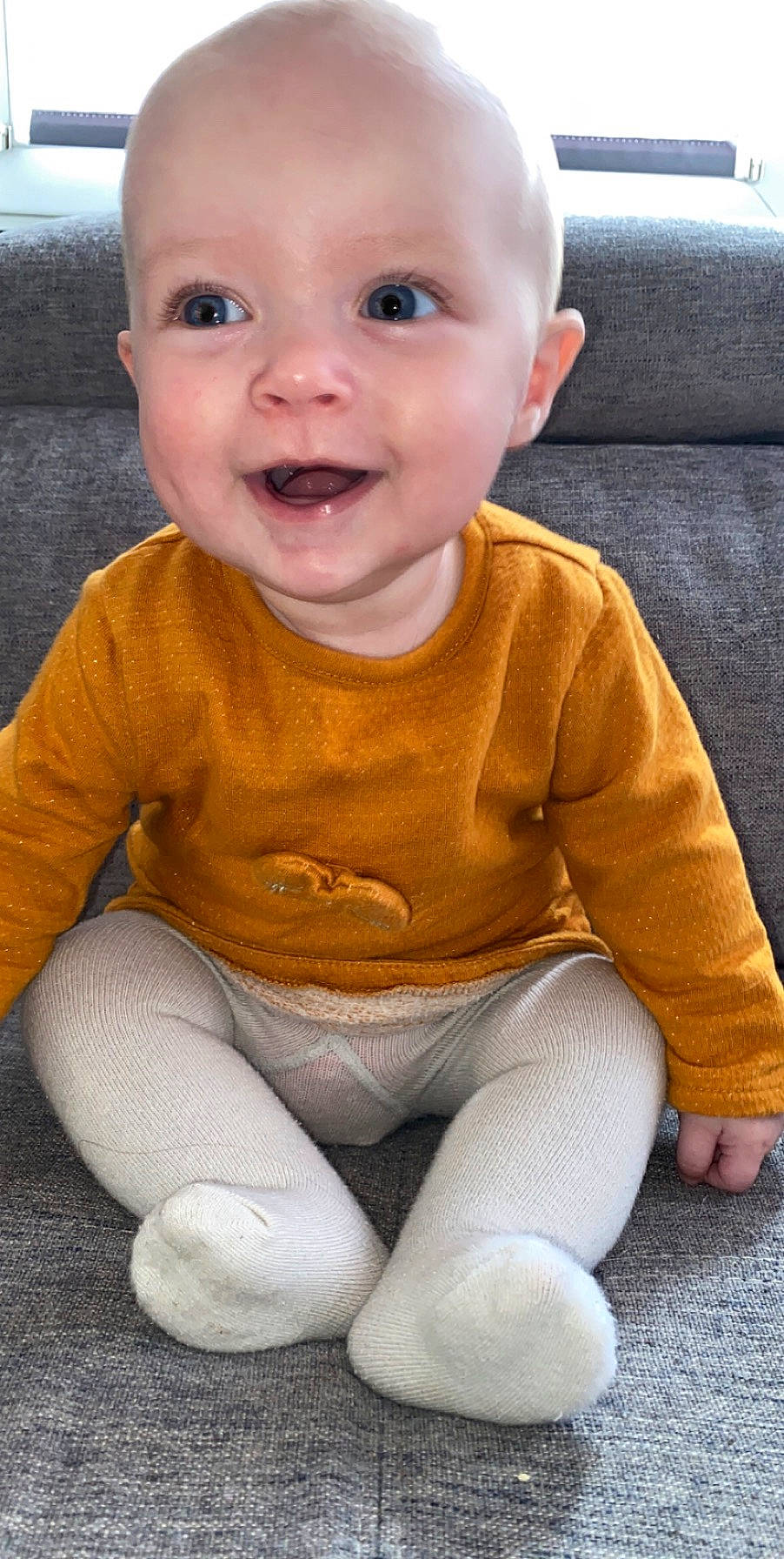 Maïly participe au concours pour gagner de l'argent avec cette photo : baby, baby_making_funny_faces, baby_toddler_clothing, cheek, child, chin, face, facial_expression, head, lip, mouth, nose, person, sitting, skin, sleeve, smile, toddler